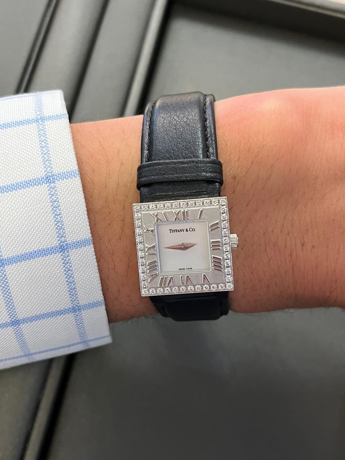 Une pièce en or blanc 18 carats et diamants Tiffany & Co. Montre-bracelet Atlas sur bracelet en cuir, la boucle également en or blanc 18 carats. La montre, un modèle L370, est équipée d'un mouvement à quartz et le boîtier est orné de 44 diamants