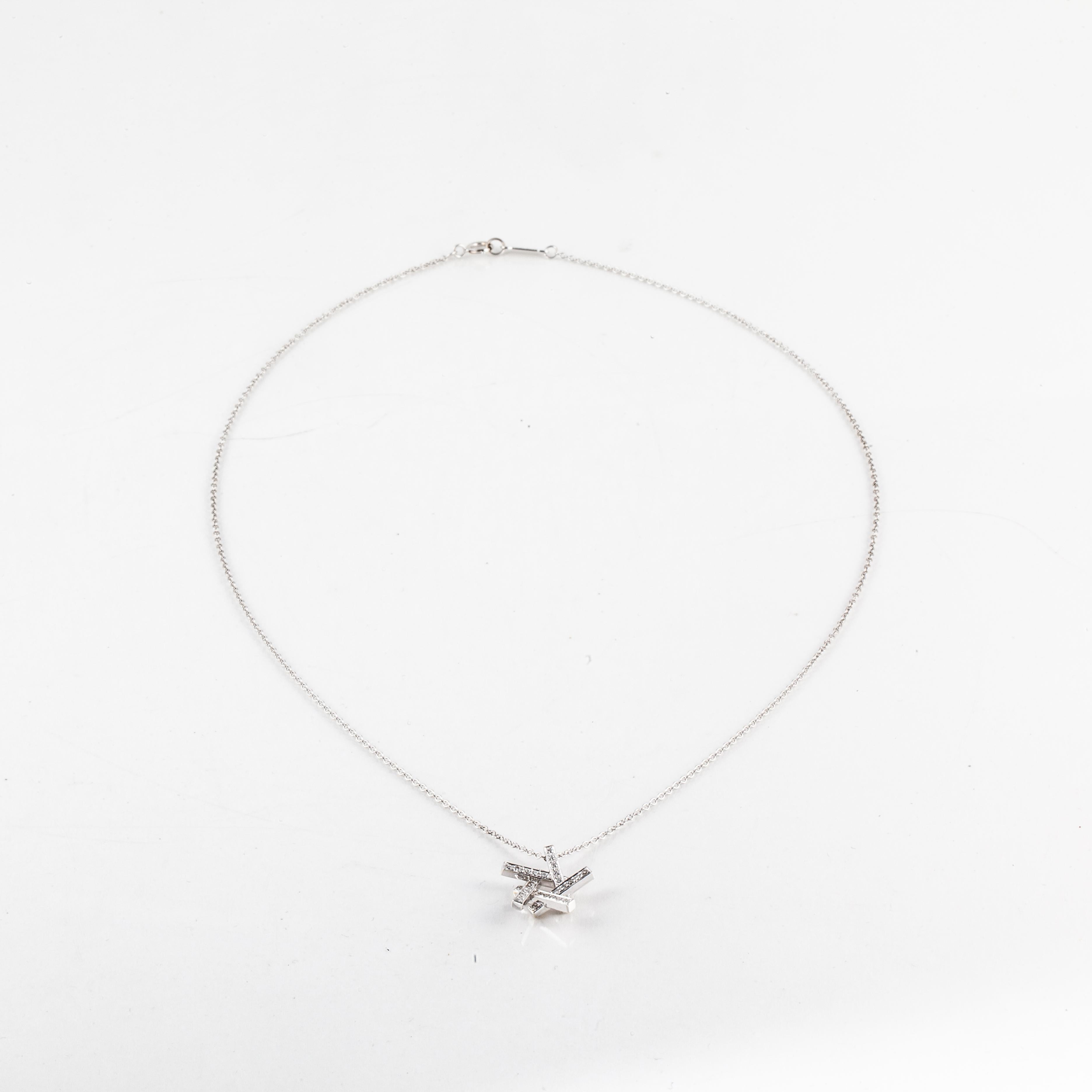 Taille ronde Tiffany & Co. Axis Collier pendentif en or blanc 18 carats avec diamants en vente