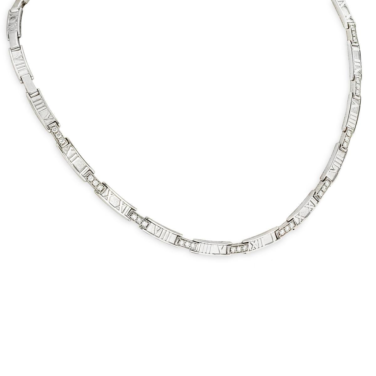 Questo splendido collier di diamanti dell'iconica collezione Atlas di Tiffany & Co. è realizzato in oro bianco 18 carati ed è elegantemente disegnato con 20 motivi Atlas. I motivi si alternano a barre in oro bianco, per metà con una classica
