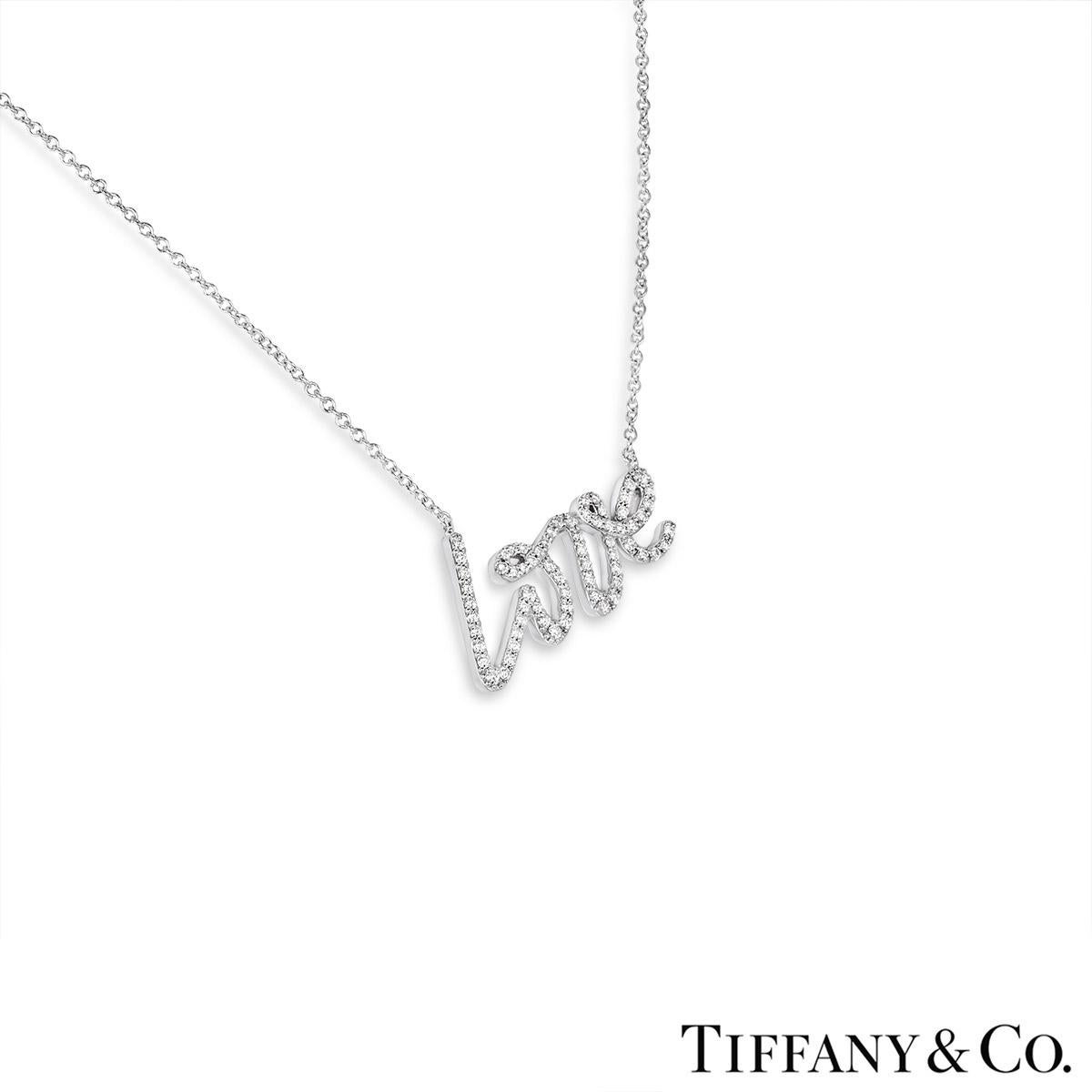 Un elegante pendente di diamanti in oro bianco 18 carati di Tiffany & Co. della collezione Graffiti di Paloma Picasso. Il pendente presenta la parola 