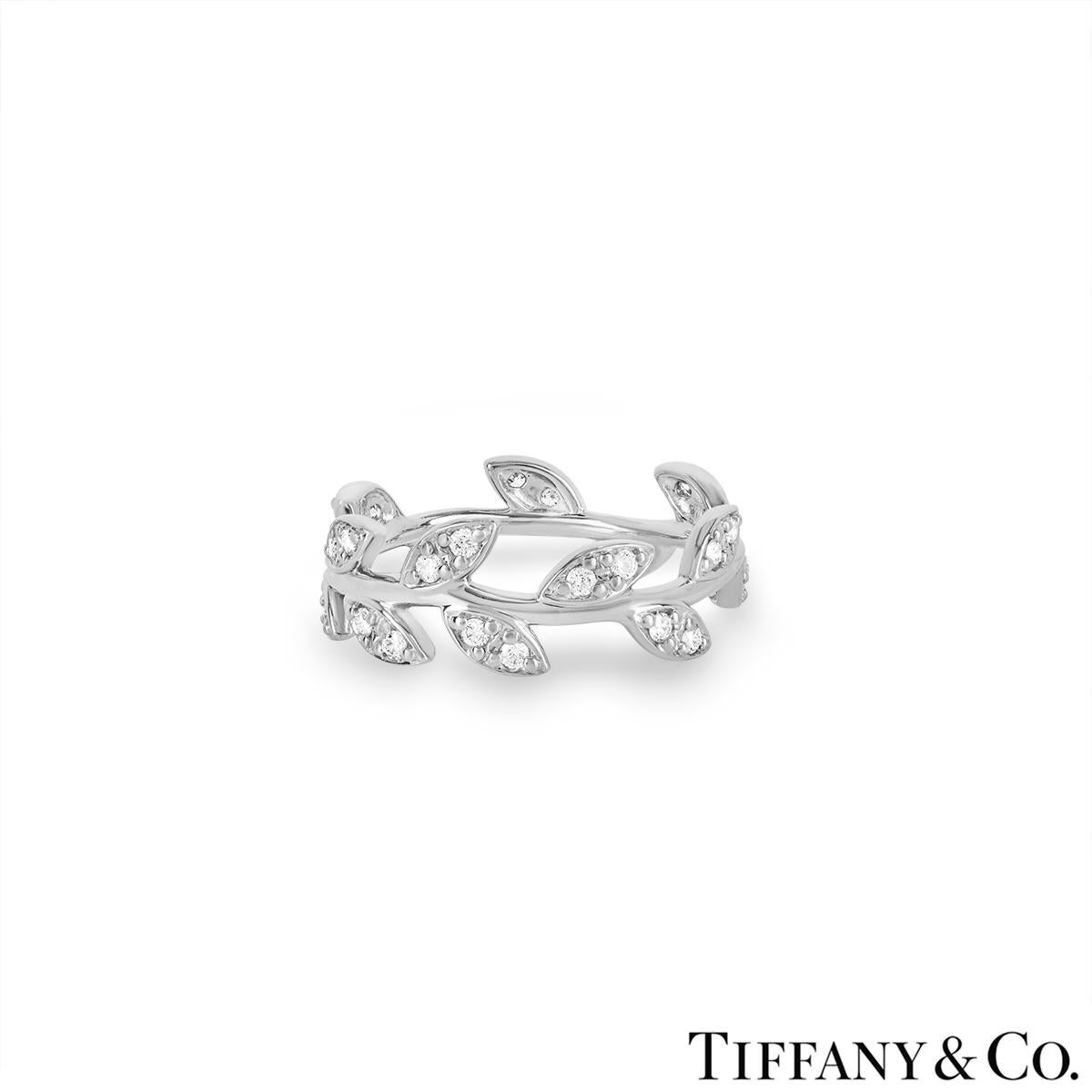 Taille ronde Tiffany & Co. Bague  anneau en or blanc avec diamant et feuille d'olivier en vente