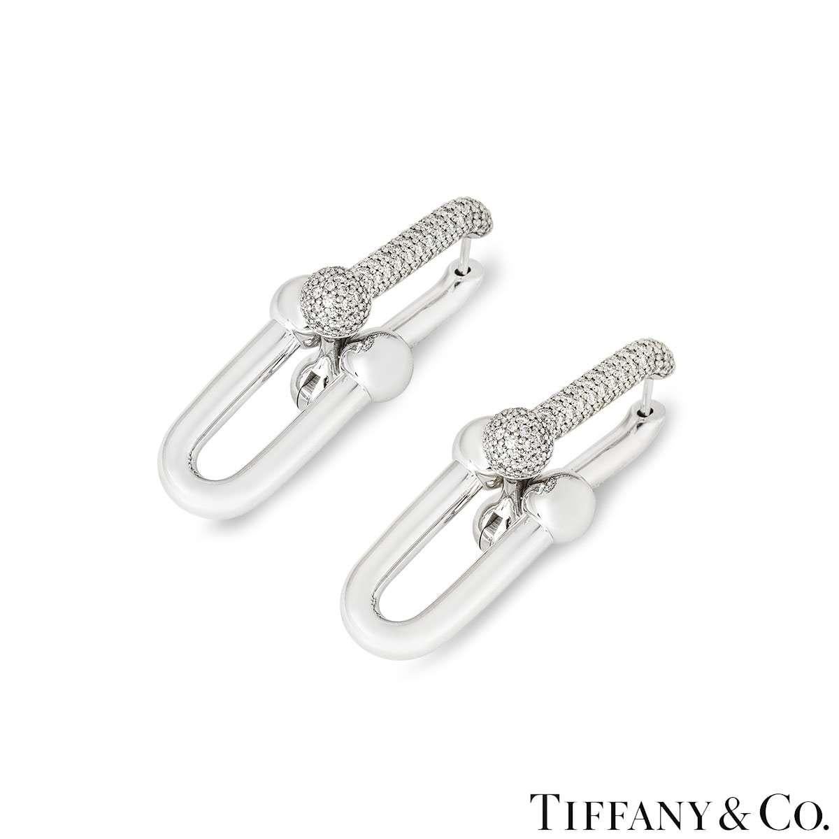 Une superbe paire de boucles d'oreilles en or blanc 18 carats et diamants de Tiffany & Co. de la collection Hardwear. Les boucles d'oreilles sont composées de gros maillons à double jauge, caractéristiques de la collection, et mesurent 1,5 pouce de