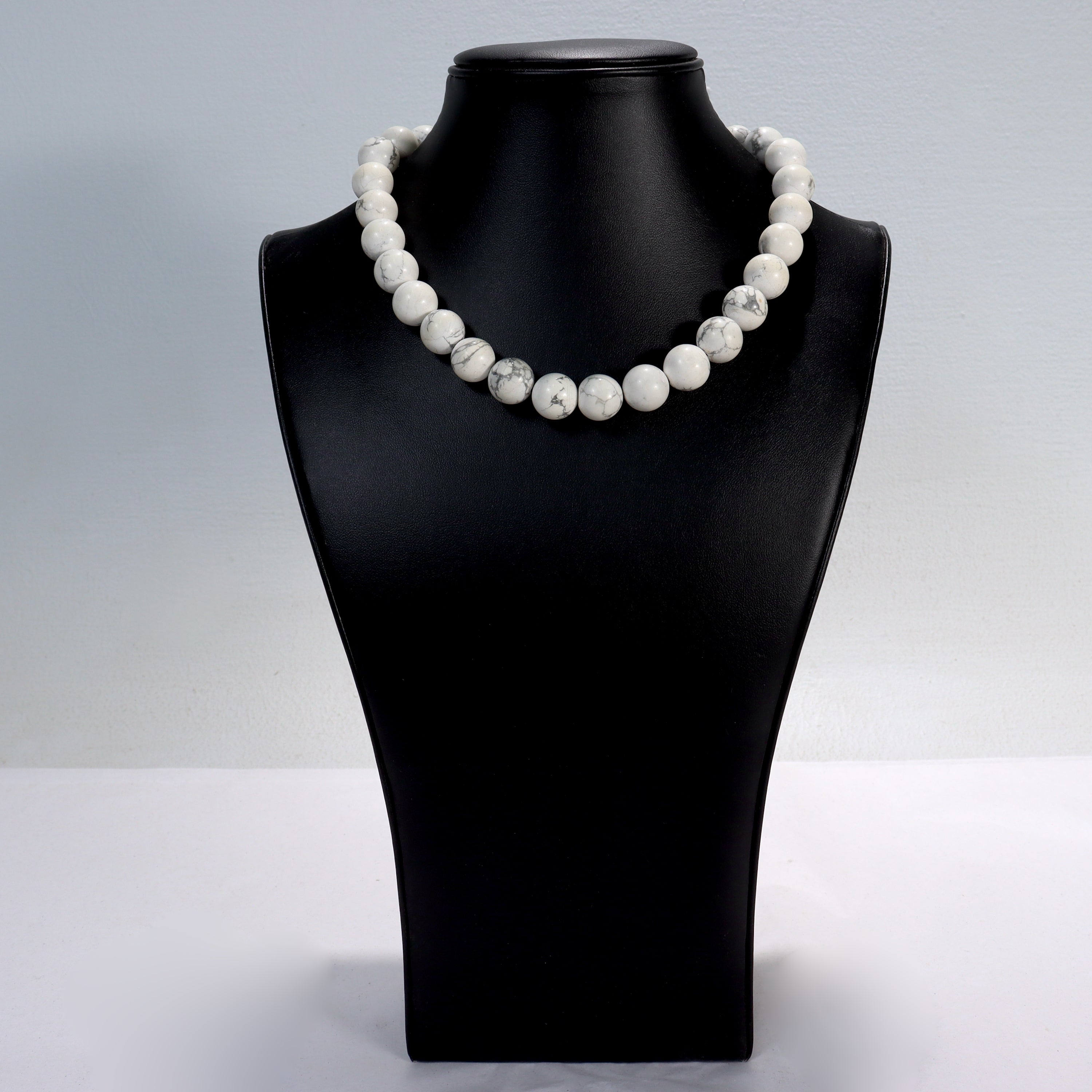 Un beau collier Tiffany & Co.

Avec de grosses perles de howlite fixées par un fermoir à bascule en argent torsadé.

Tout simplement un magnifique collier Tiffany ! 

Date :
1990s

Condition générale :
Il est en bon état général, tel qu'illustré,