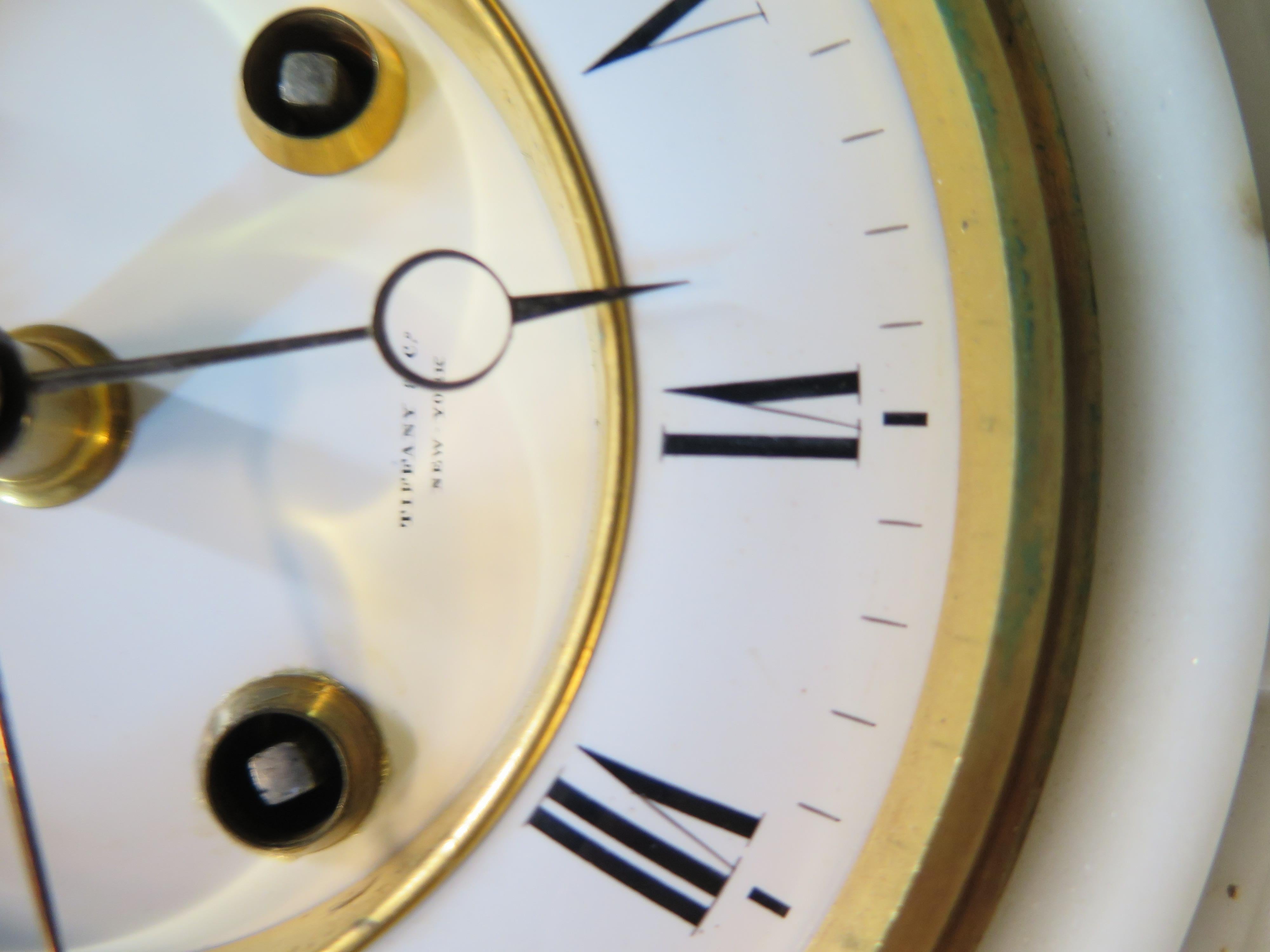 Tiffany & Co. Horloge de manteau en marbre blanc en vente 1