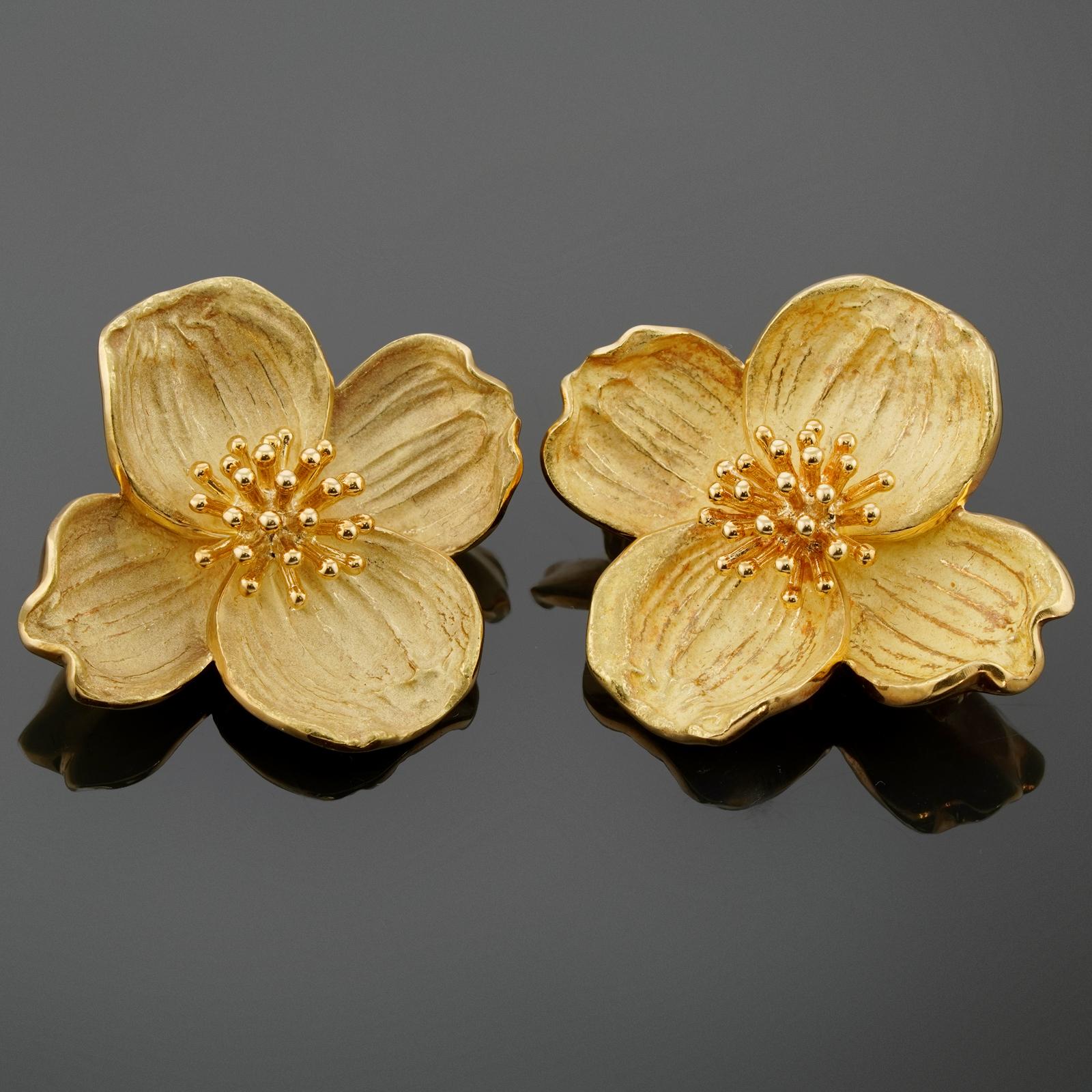 Dieses Paar wunderschöner Tiffany-Broschen aus der eleganten, floralen Dogwood-Kollektion zeichnet sich durch das Design einer Wildrosenblüte aus, die in 18 Karat Gelbgold gefertigt wurde. Hergestellt in den Vereinigten Staaten in den 1980er Jahren.