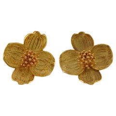 TIFFANY & CO. Paire de broches en or jaune 18k Fleur de cornouiller Rose sauvage 