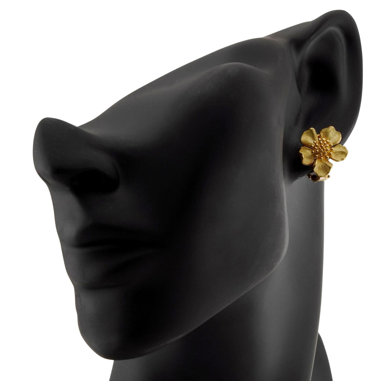 TIFFANY & CO. Boucles d'oreilles en or jaune 18k Wild Rose Dogwood Flower  en vente 1