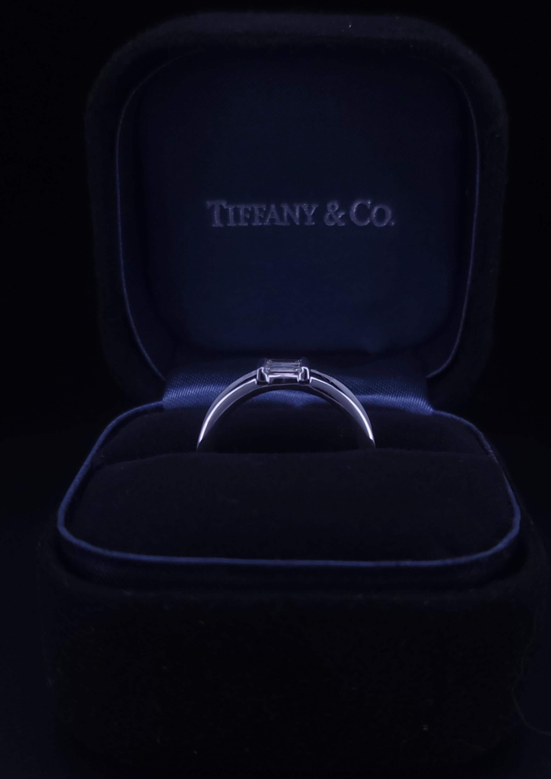 TIFFANY & CO Anillo de diamantes para mujer en oro blanco de 18k Talla 5 Corte baguette en venta