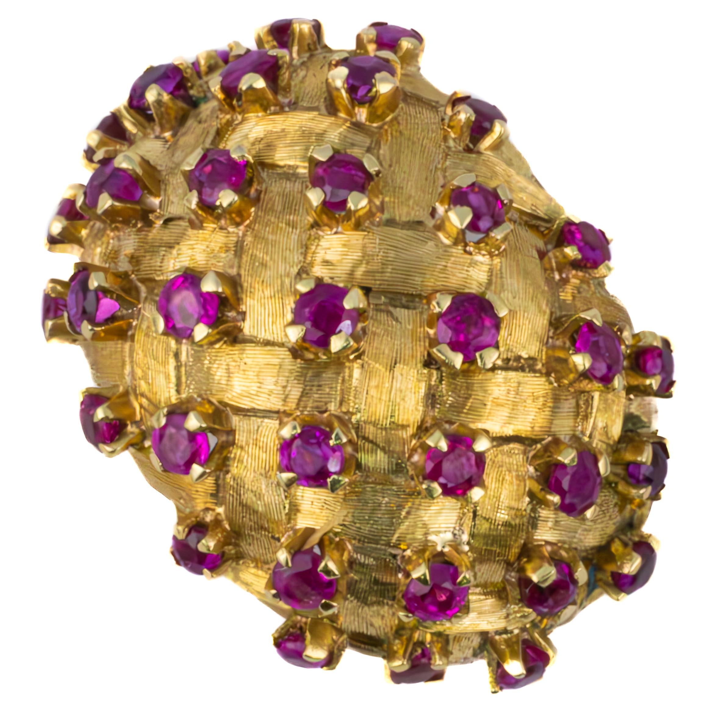 Tiffany & Co. Orecchini di rubini intrecciati

Descrizione: Questi orecchini di Tiffany & Co. sono caratterizzati da uno splendido design in oro giallo 18 carati, impreziosito da vivaci rubini rotondi che conferiscono colore e consistenza alla