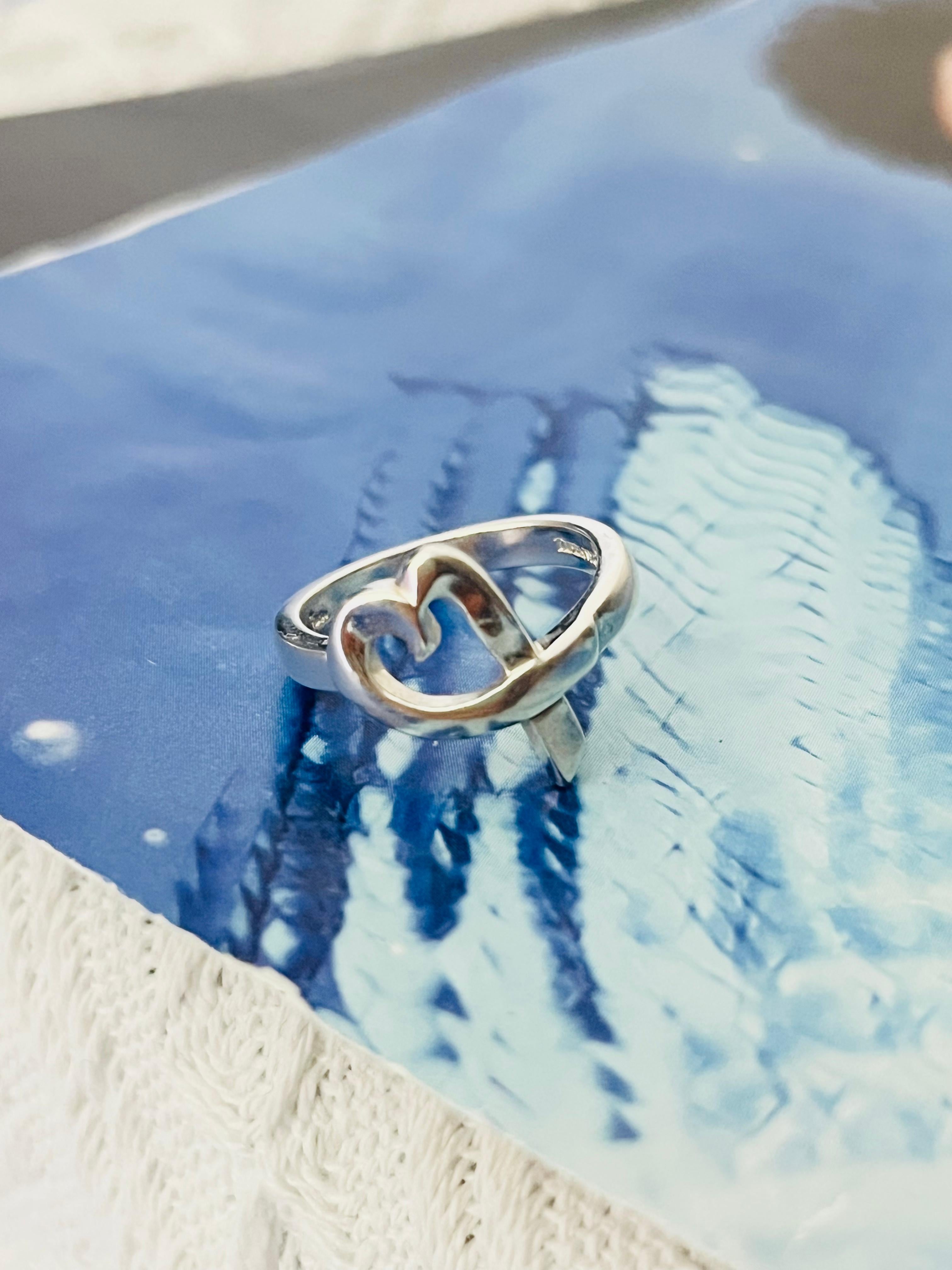Tiffany & Co. x Paloma Picasso Silver 925 Heart Love Intertwined Ring, US 5 1/2 UK L

Very good condition. 100% Genuine.

Very beautiful ring. Very rare to find. Signed inside. Vintage.

Material: Sterling silver. 

UK size: L.

Weight: 5 g.

_ _