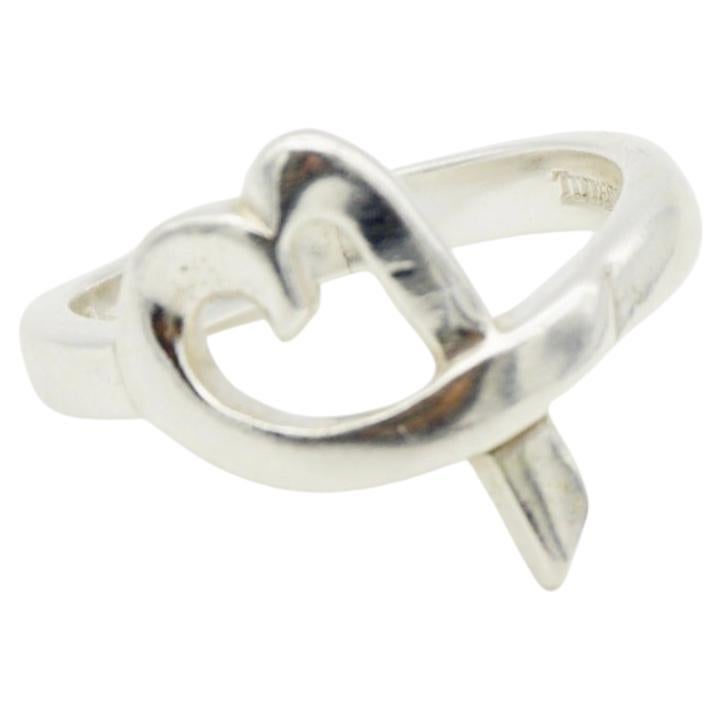 Paloma Picasso for Tiffany & Co. Silver 925 Heart Love Intertwined Charm Band Eleg, US 5 UK K.

Ottime condizioni. 100% autentico.

Un anello molto bello. Molto raro da trovare. Firmato all'interno. Vintage.

Materiale: Argento 925. 

Taglia UK: