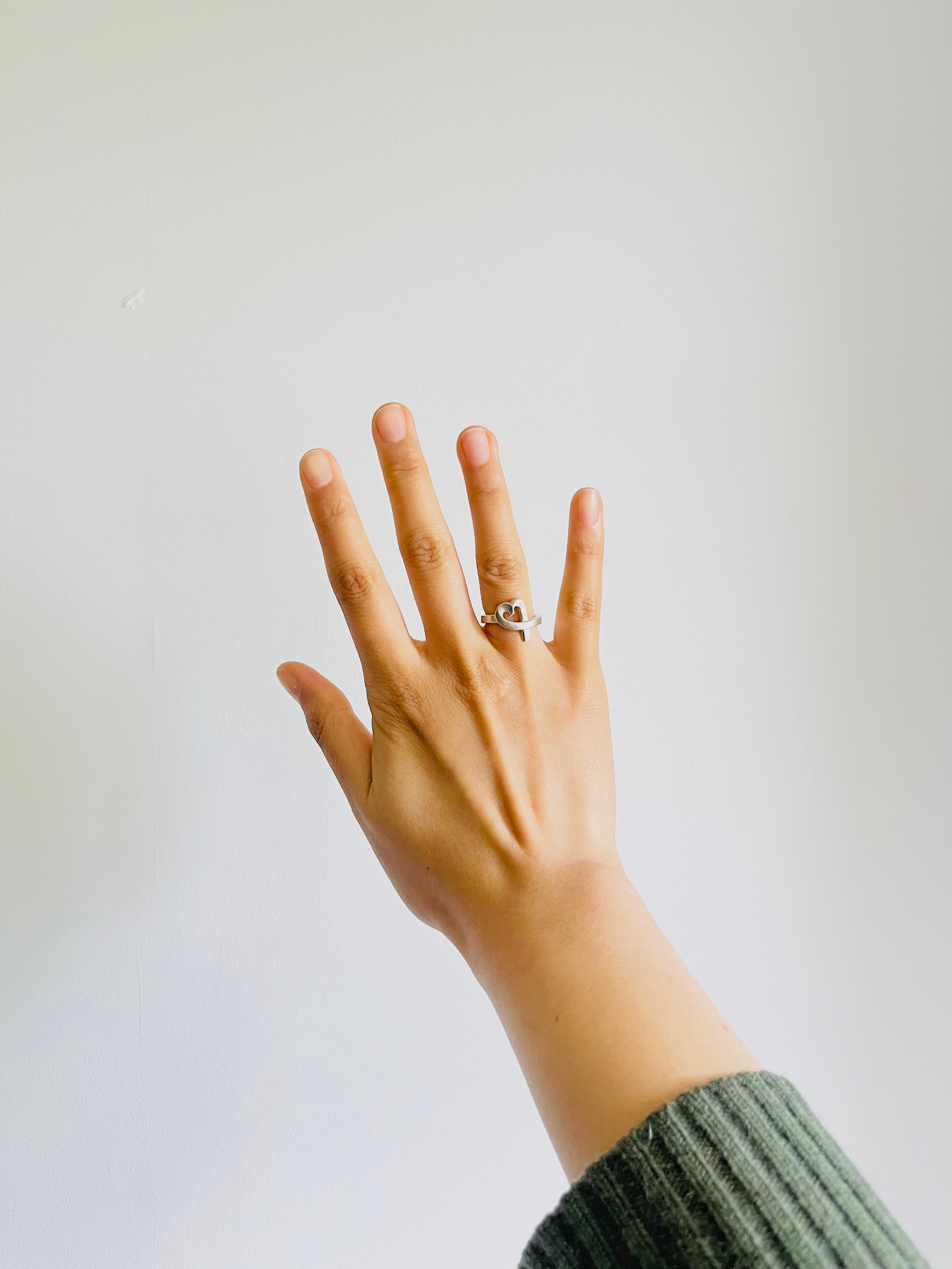 Tiffany & Co. x Paloma Picasso for Tiffany & Co. Argento 925 Anello Cuore Amore Intrecciato 5 UK K. in vendita 1