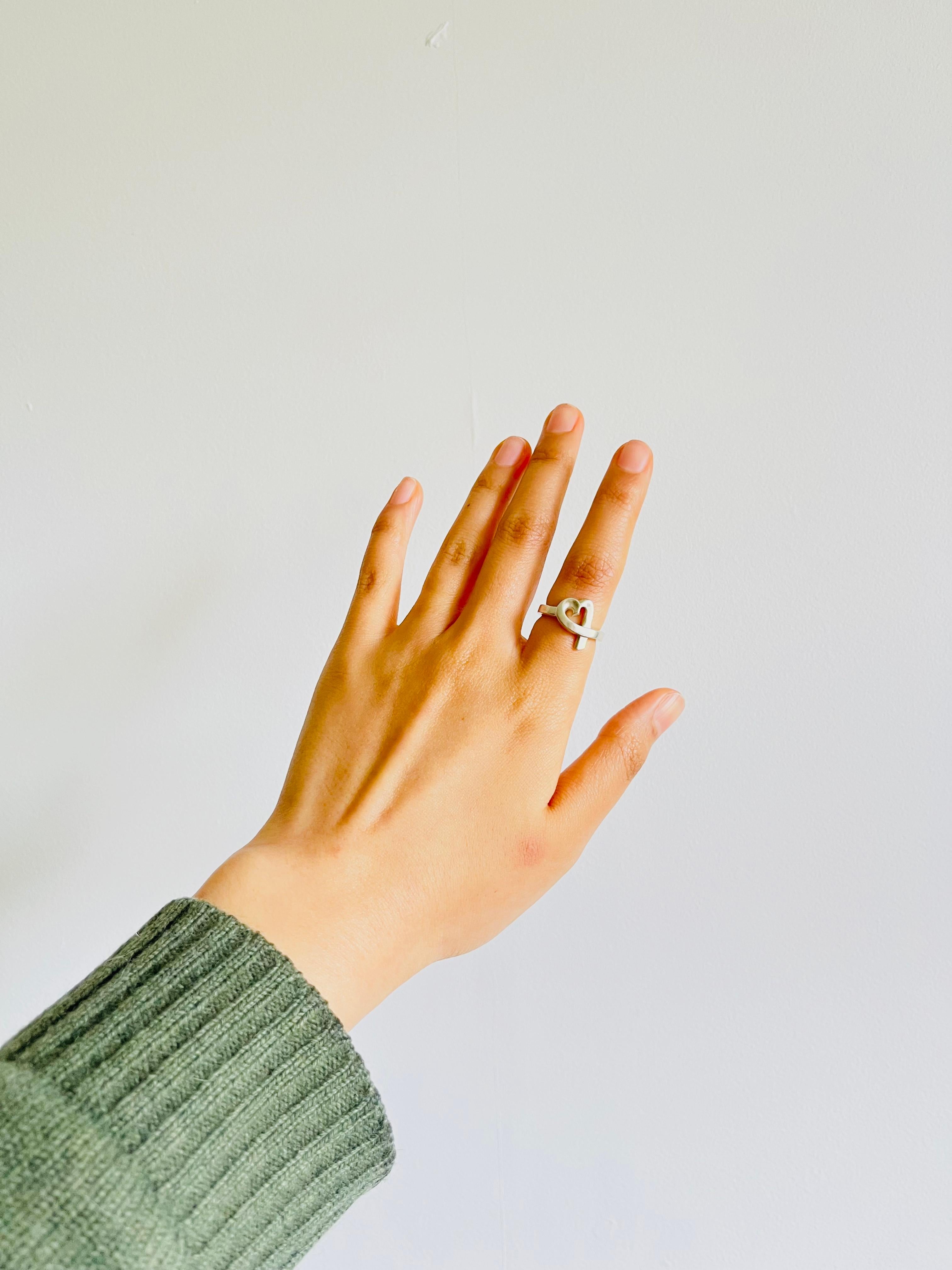 Tiffany & Co. x Paloma Picasso for Tiffany & Co. Argento 925 Anello Cuore Amore Intrecciato 5 UK K. in vendita 3