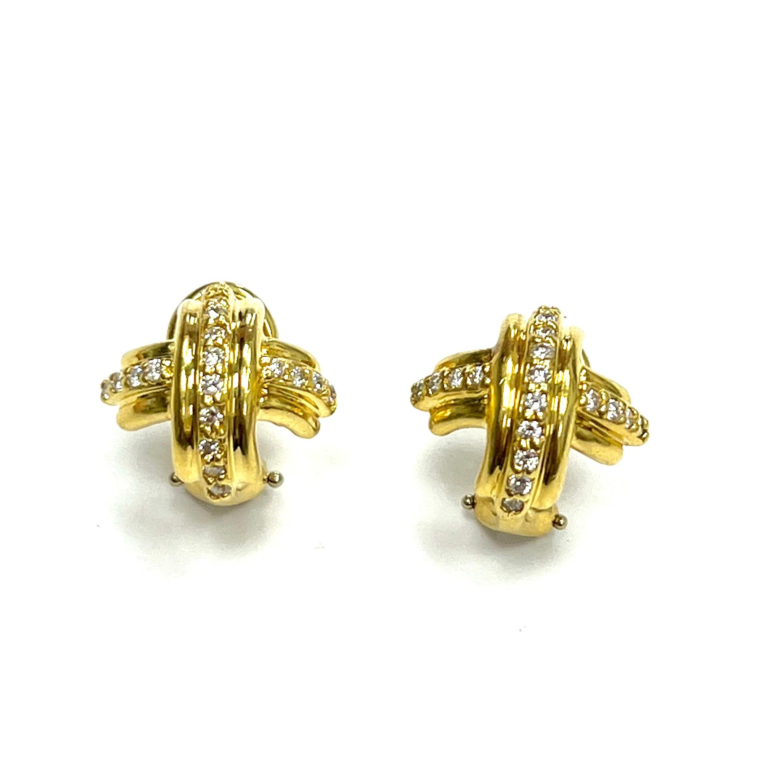 Tiffany & Co. X Ohrstecker

Diamanten im Rundschliff, X-Motiv, 18 Karat Gelbgold; markiert T&Co., 750

Größe: Breite 1,3 cm, Länge 1,3 cm
Gesamtgewicht: 7,6 Gramm