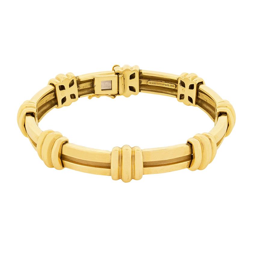 This chic chunky yellow gold Tiffany & Co Atlas bracelet dates back to the 1990s, and with its dual gold texture and elegant alternate links, this bracelet makes a perfect accompaniment to a classic black cocktail dress, giving a very Audrey Hepburn