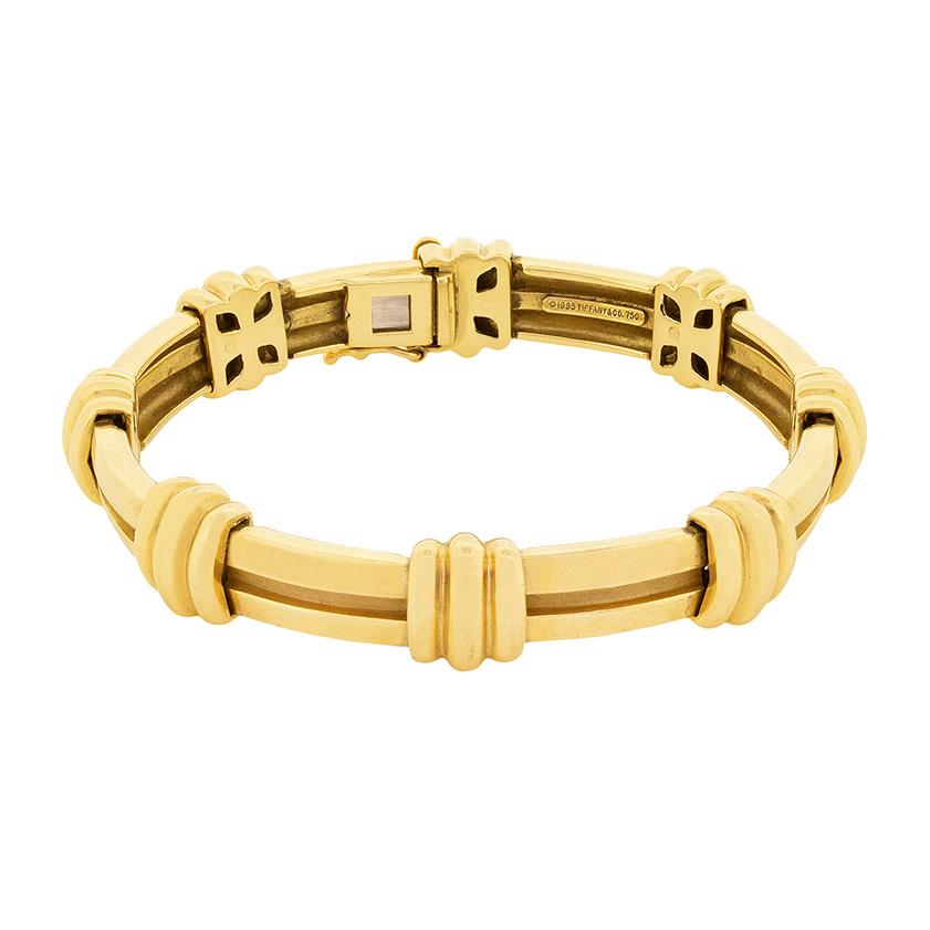 Ce bracelet Tiffany & Co est issu de la collection Atlas. Elle pèse 40,6 grammes et est fabriquée en or jaune 18 carats. Elle porte la marque de fabrique originale de Tiffany & Co. Un collier et des boucles d'oreilles assortis sont également