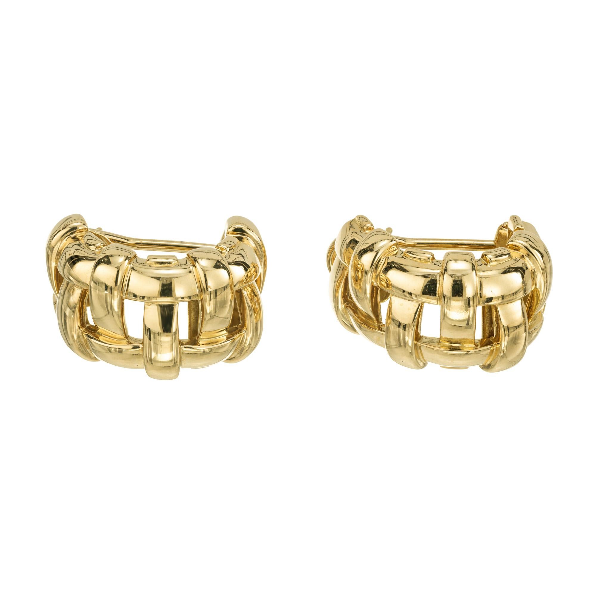L'élégance intemporelle rencontre le savoir-faire artisanal dans ces exquises boucles d'oreilles à clip de Tiffany & Co. Méticuleusement fabriquées en or jaune 18 carats, ces boucles d'oreilles présentent un motif complexe en forme de panier qui