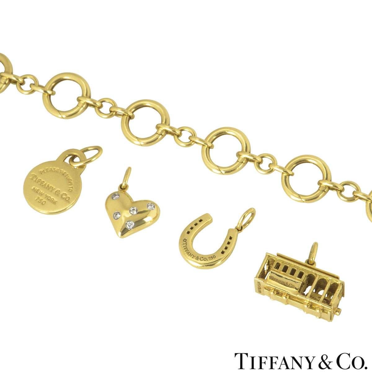 Tiffany & Co. Bracelet à breloques en or jaune Excellent état à London, GB