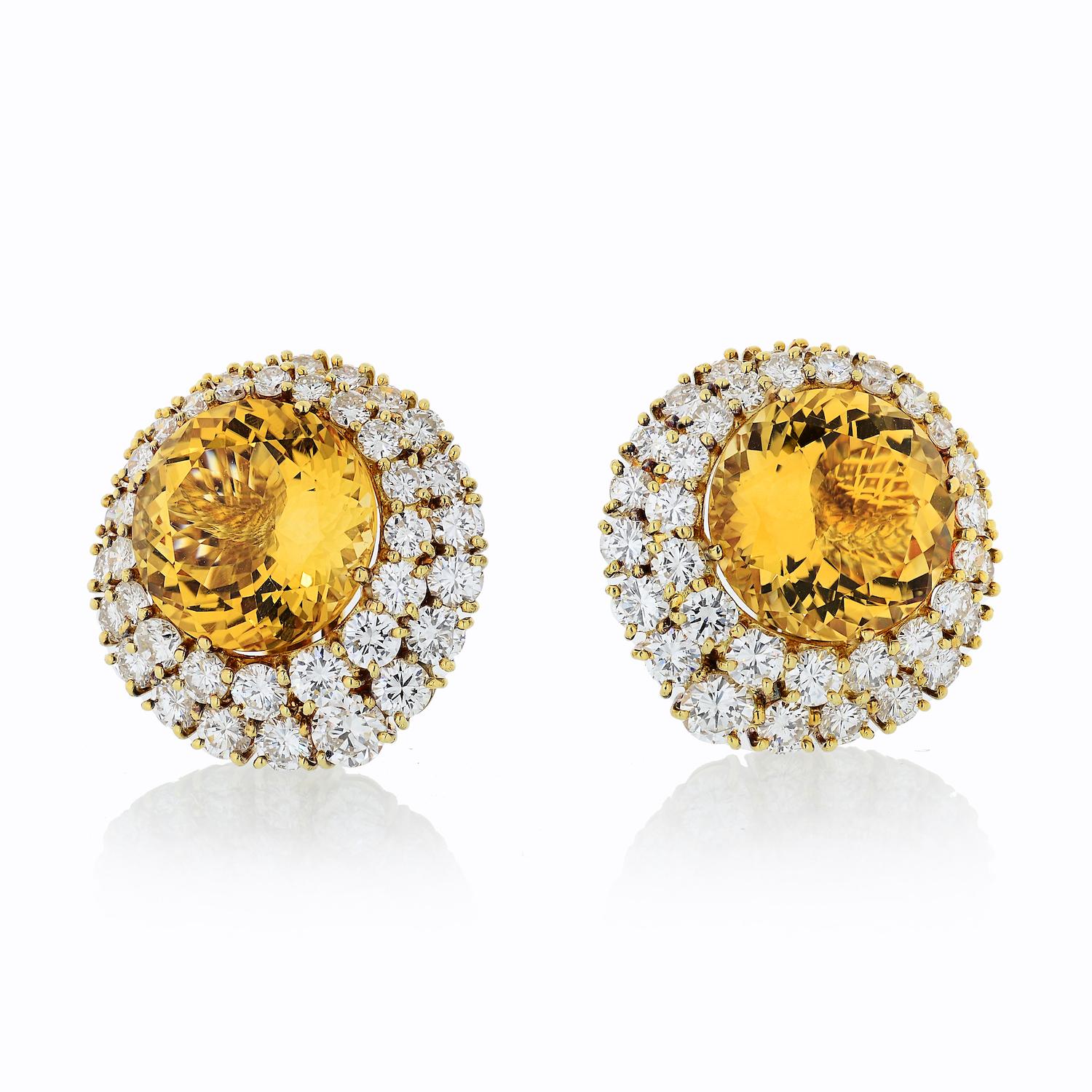 A pair of diamond and citrine stunning gold earrings crafted in 18K yellow gold by Tiffany & Co. Large and brilliant these ear clips were made in the 1980's and show no signs of wear. 
Hallmarked by Tiffany&Co.

W: 25mm
Citrine: 15mm
Clip-On.