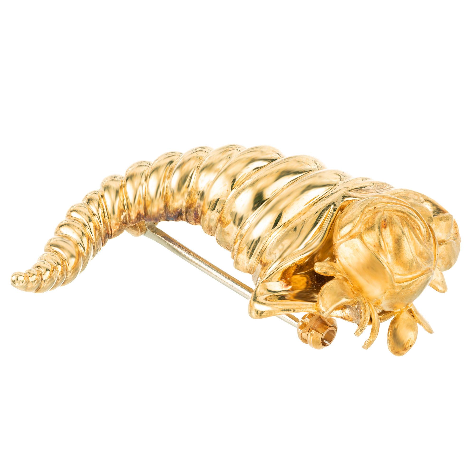 El broche Cornucopia de oro amarillo de 1950 de Tiffany & Co. es una majestuosa celebración de la elegancia atemporal. Meticulosamente elaborado, su reluciente oro amarillo 18 capta la esencia de la abundancia otoñal en un diseño que recuerda al