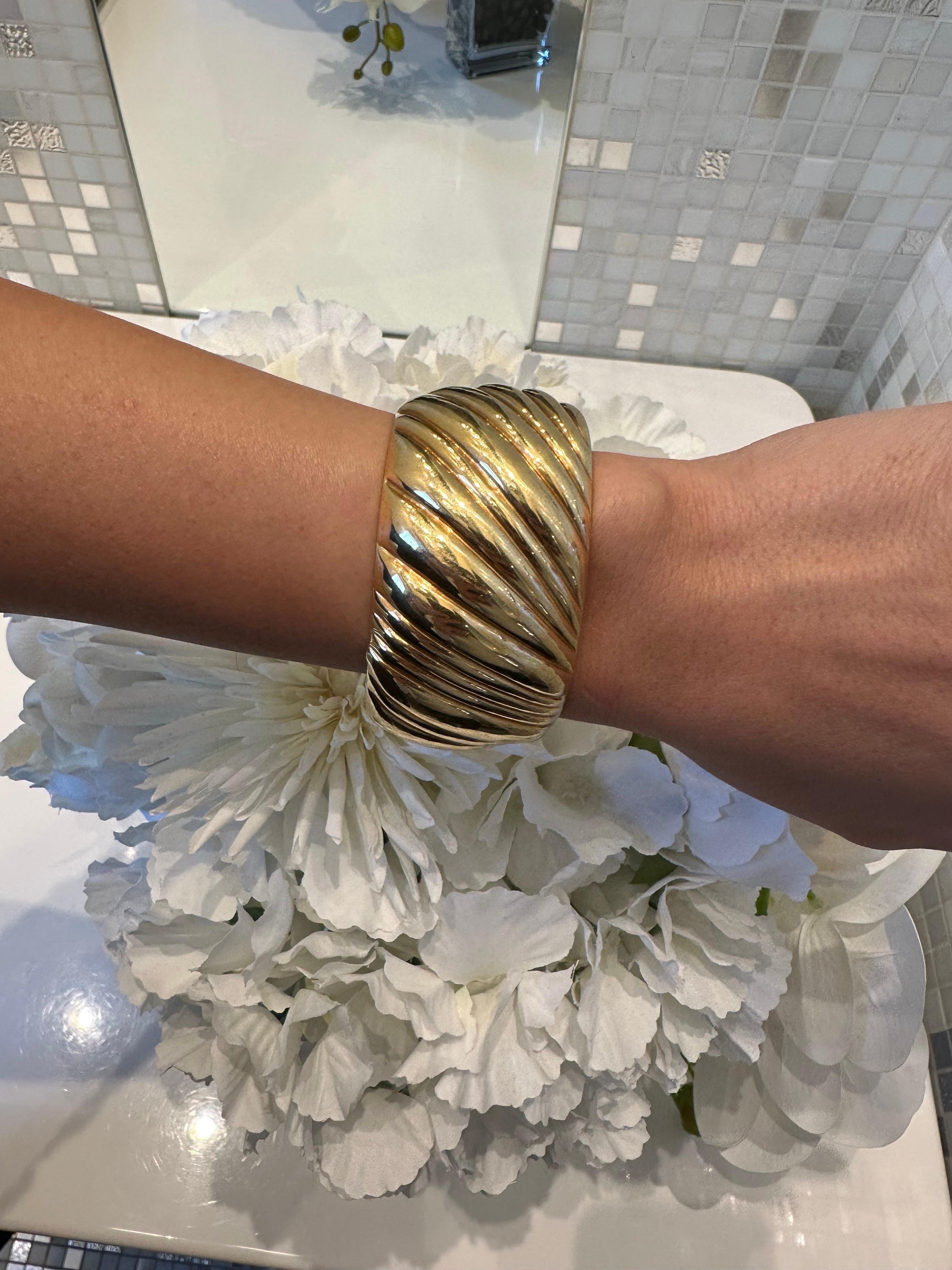 Tiffany & Co. Bracelet manchette en or jaune Pour femmes en vente