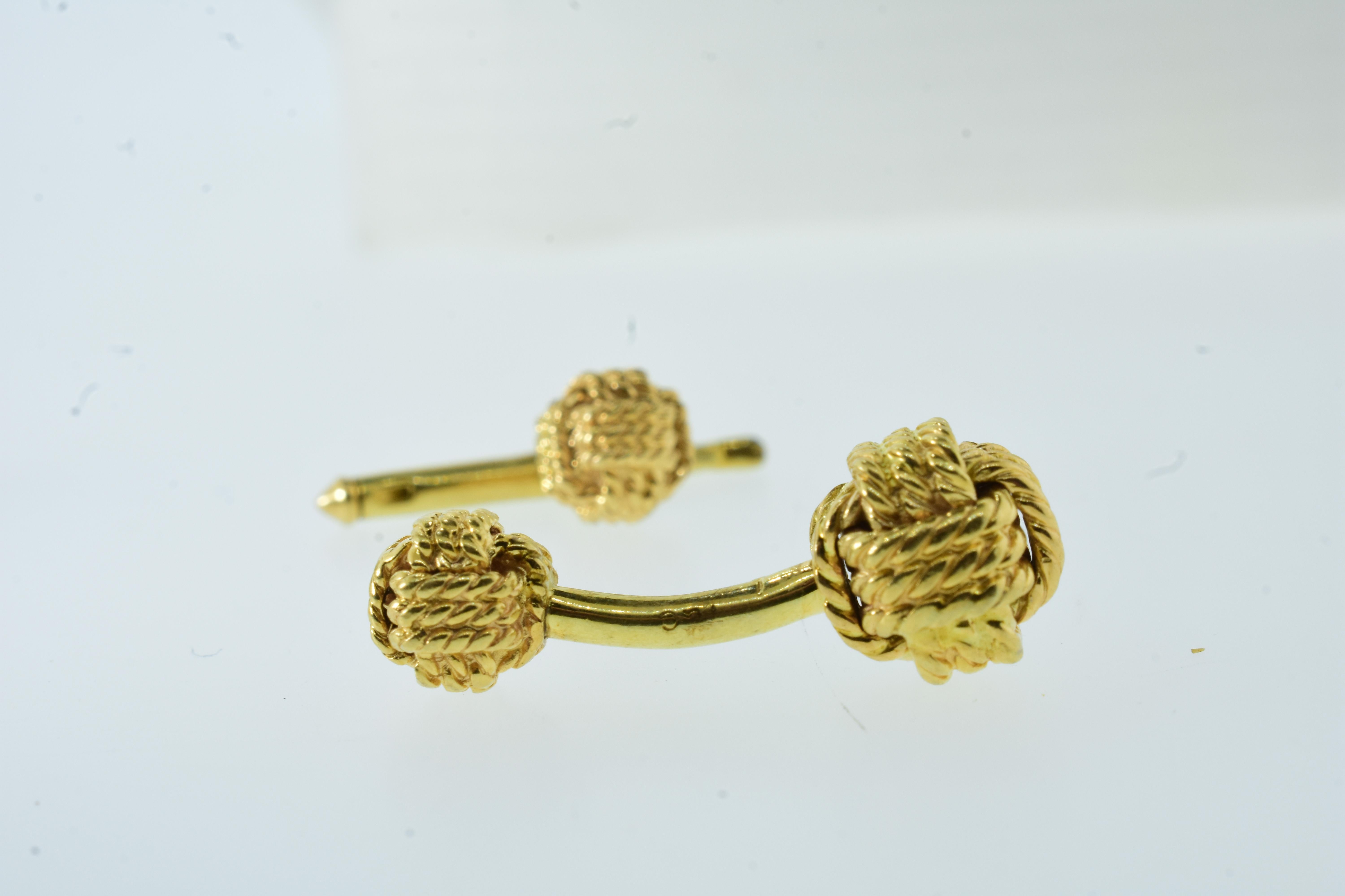 Tiffany & Co. Yellow Gold Cuff & Stud Set in a Love Knot Motif, Vintage, c. 1970 In Excellent Condition For Sale In Aspen, CO