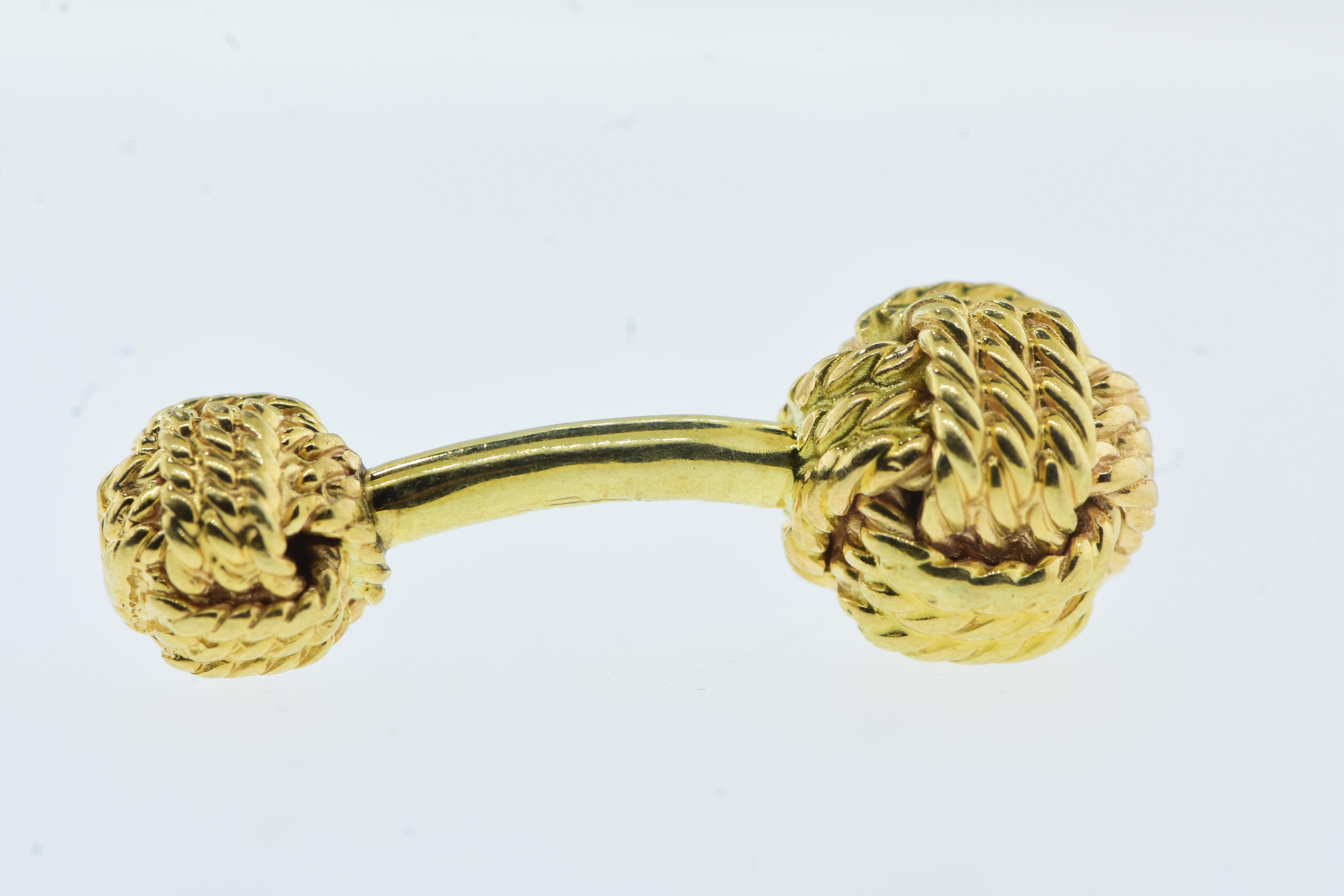 Tiffany & Co. Ensemble manchette et clous en or jaune à motif de nœud d'amour, vintage, vers 1970 Unisexe en vente