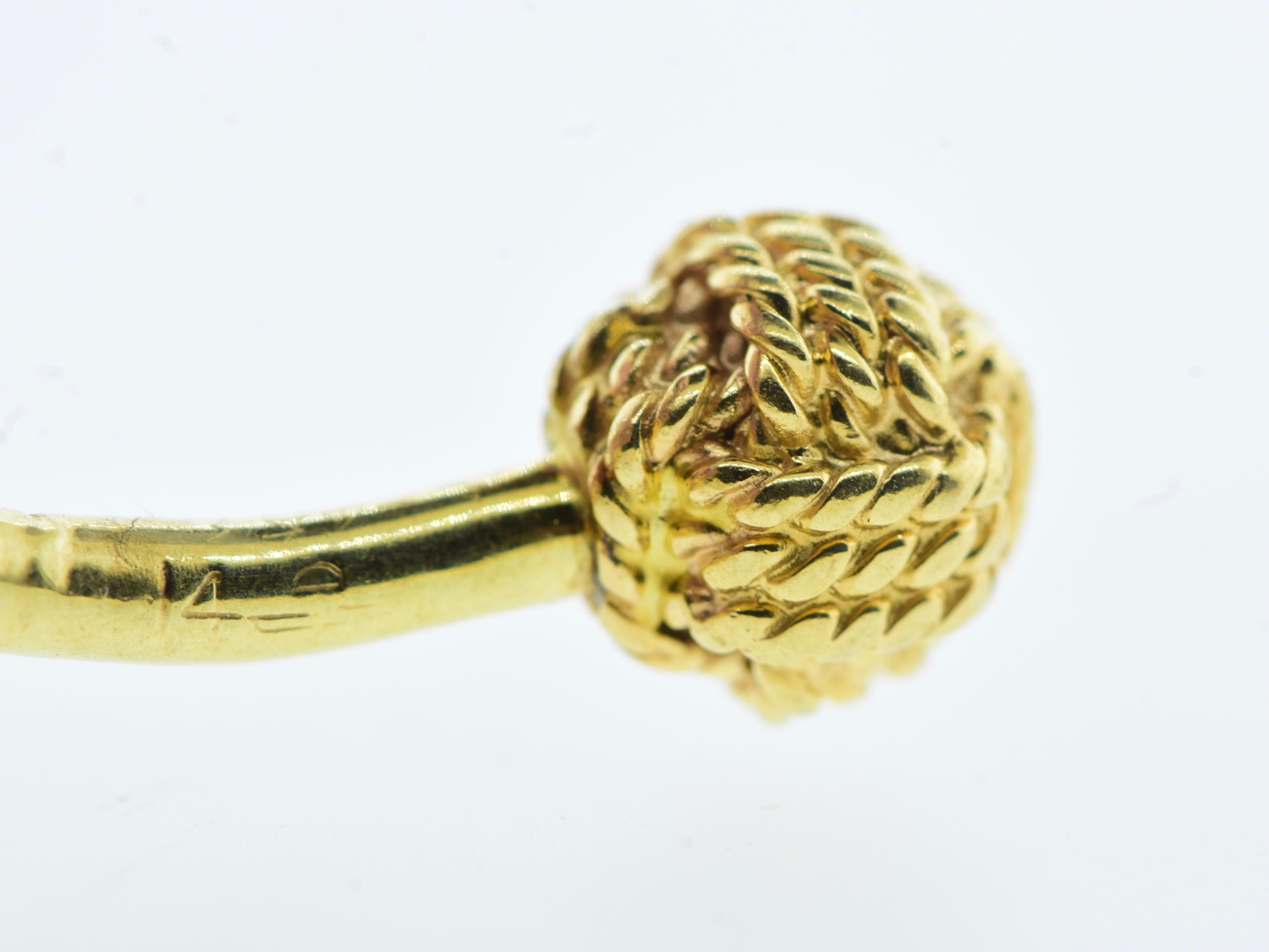 Tiffany & Co. Yellow Gold Cuff & Stud Set in a Love Knot Motif, Vintage, c. 1970 For Sale 1