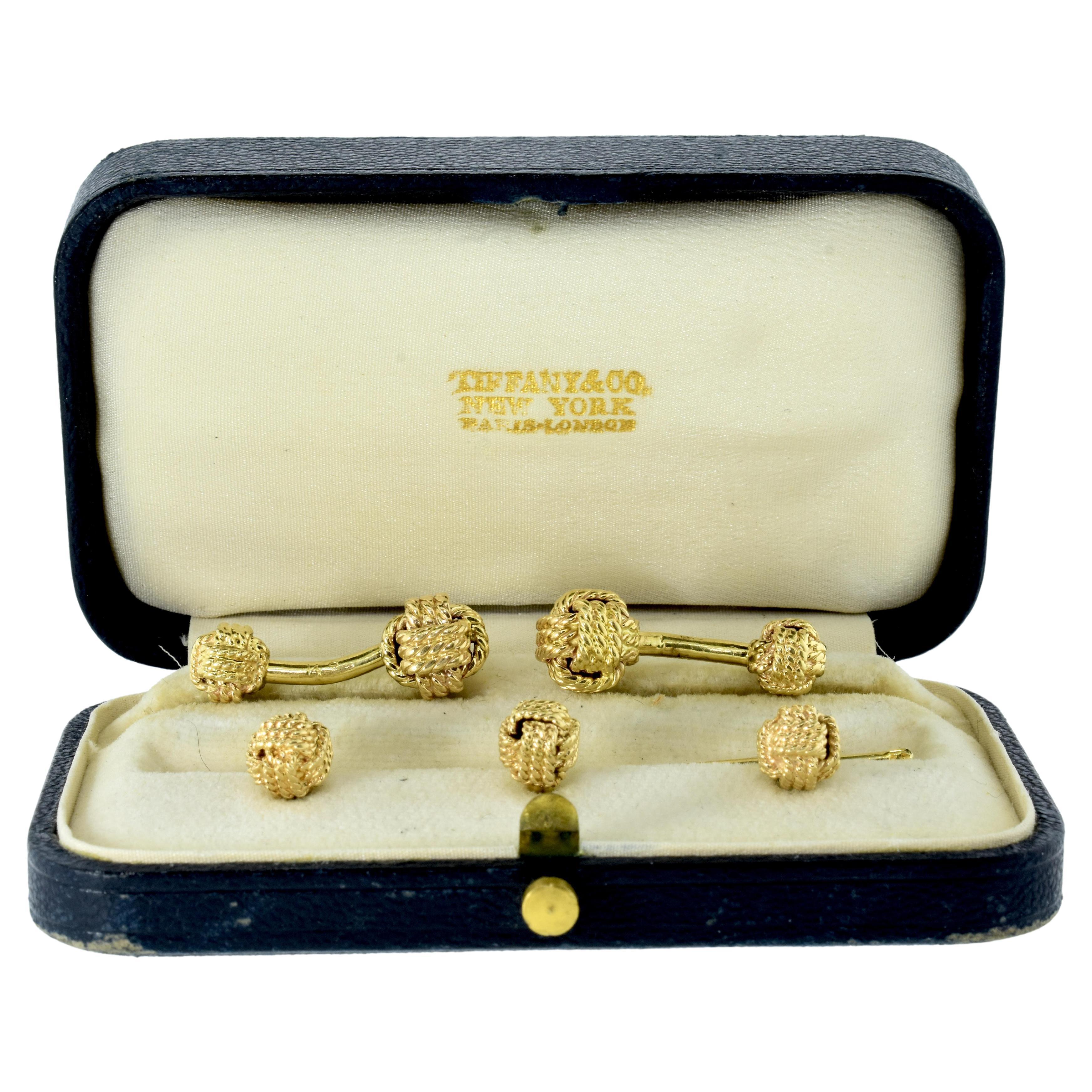 Tiffany & Co. Ensemble manchette et clous en or jaune à motif de nœud d'amour, vintage, vers 1970 en vente