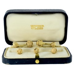 Tiffany & Co. Conjunto de brazalete y pasador de oro amarillo con motivo de nudo de amor, Vintage, c. 1970