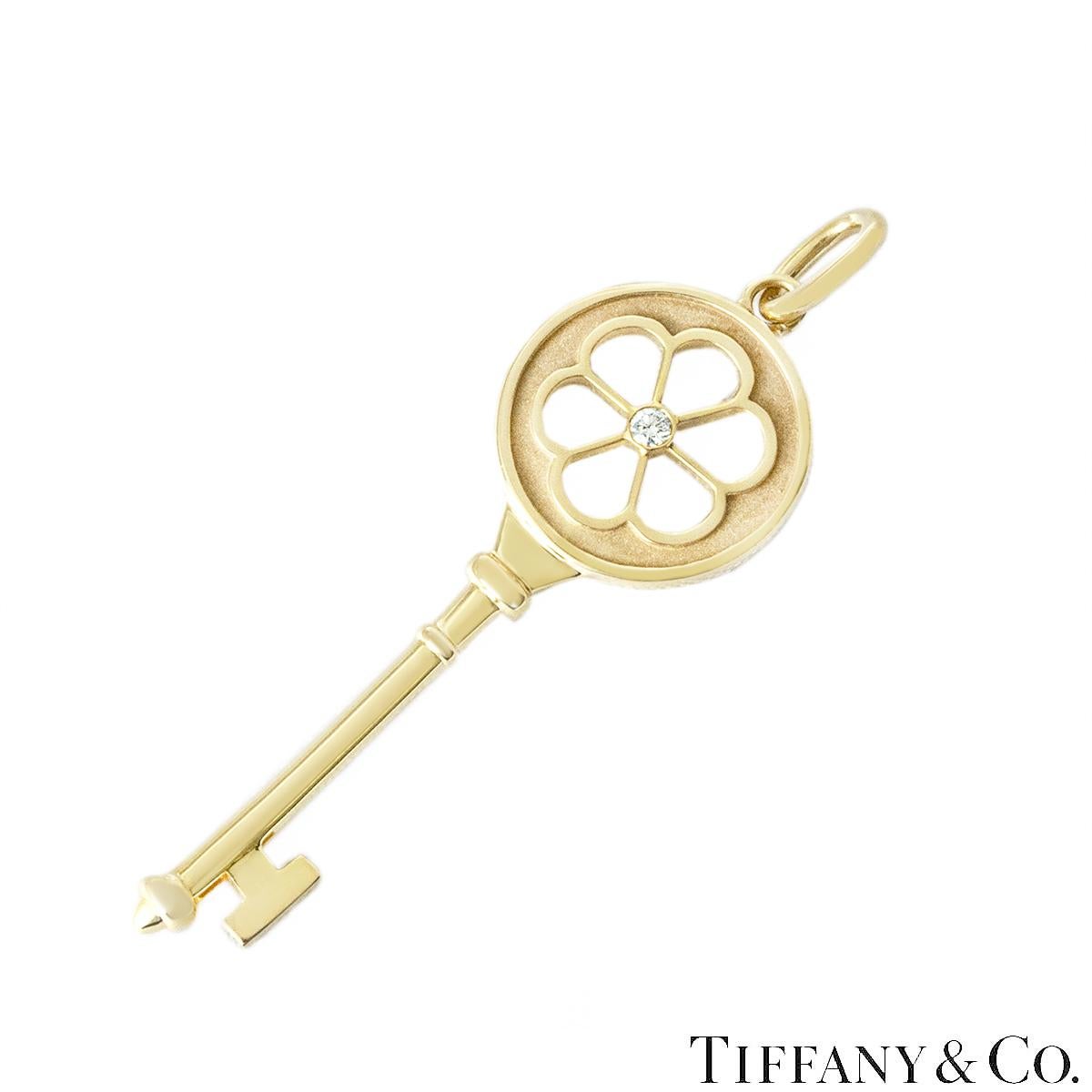 Taglio brillante Tiffany & Co. Ciondolo a forma di chiave con fiore di diamante in oro giallo in vendita