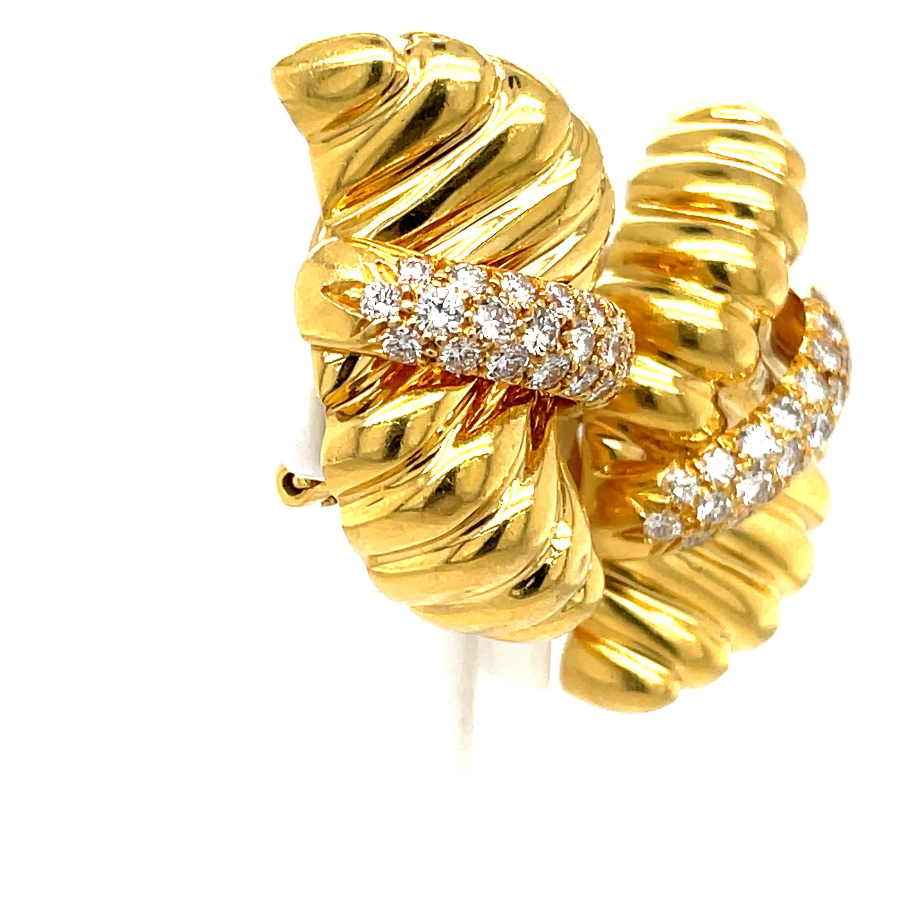 Tiffany & Co. 18K Gelbgold und Diamanten Clip On Ohrringe.  1.30 CTW Diamanten.  
50 runde Diamanten. Gestempelt 18K und 750.  Auch Tiffany gestempelt!

