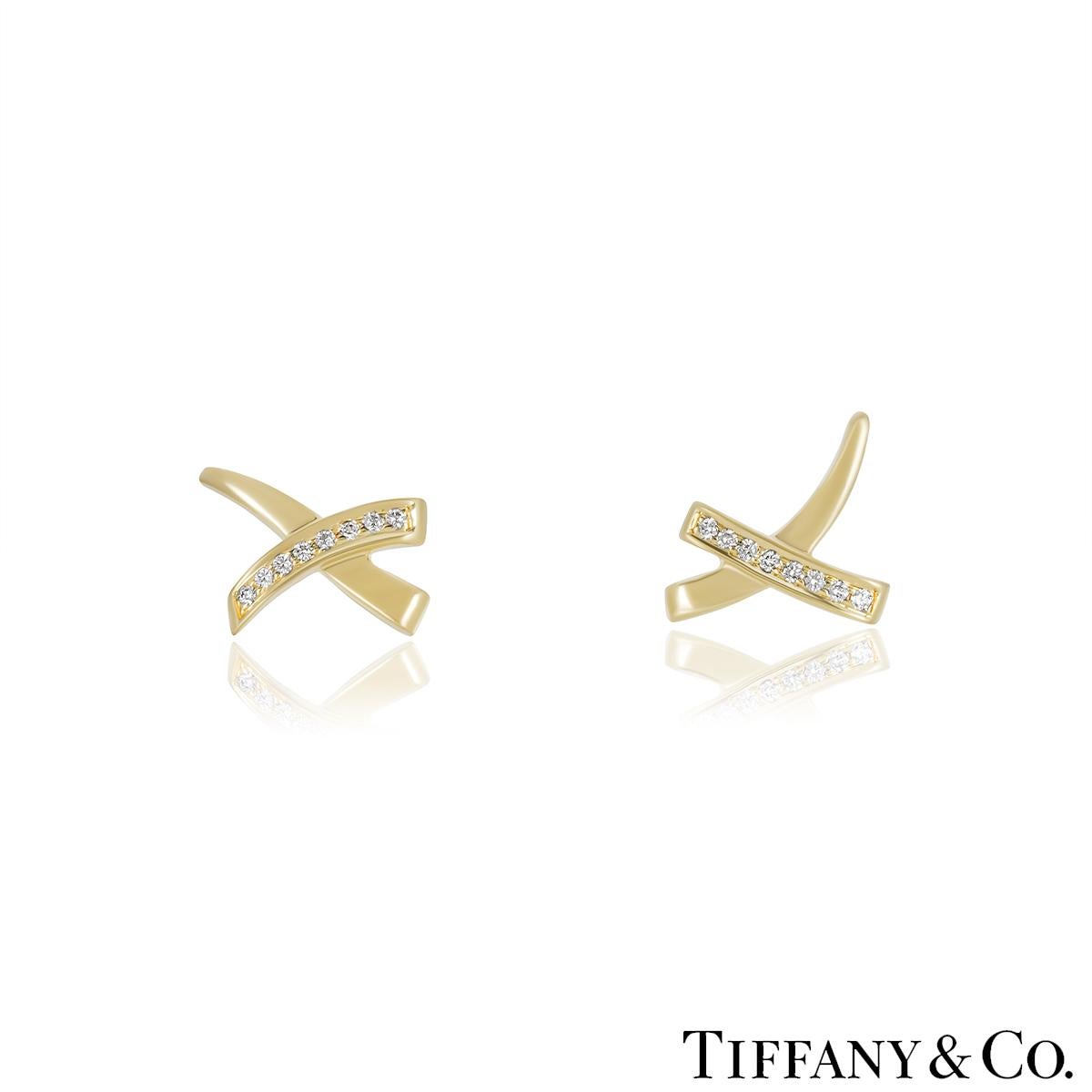 Eine Schmucksuite aus 18 Karat Gelbgold mit Diamanten von Tiffany & Co. aus der Paloma Picasso Graffiti Collection. Die Ohrringe haben ein X-Design und sind mit 16 runden Diamanten im Brillantschliff mit einem ungefähren Gesamtgewicht von 0,12 ct,