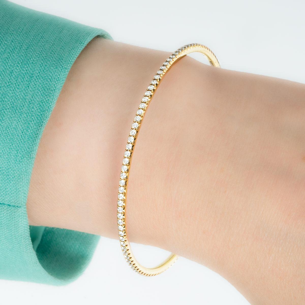 Bracelet Metro en or jaune 18 carats de Tiffany & Co. Le bracelet comporte environ 108 diamants ronds de taille brillante sertis en griffe, pour un total de ~1,59ct. D'une largeur de 2 mm, le bracelet est de taille moyenne et pèse 11,4 grammes.

Il