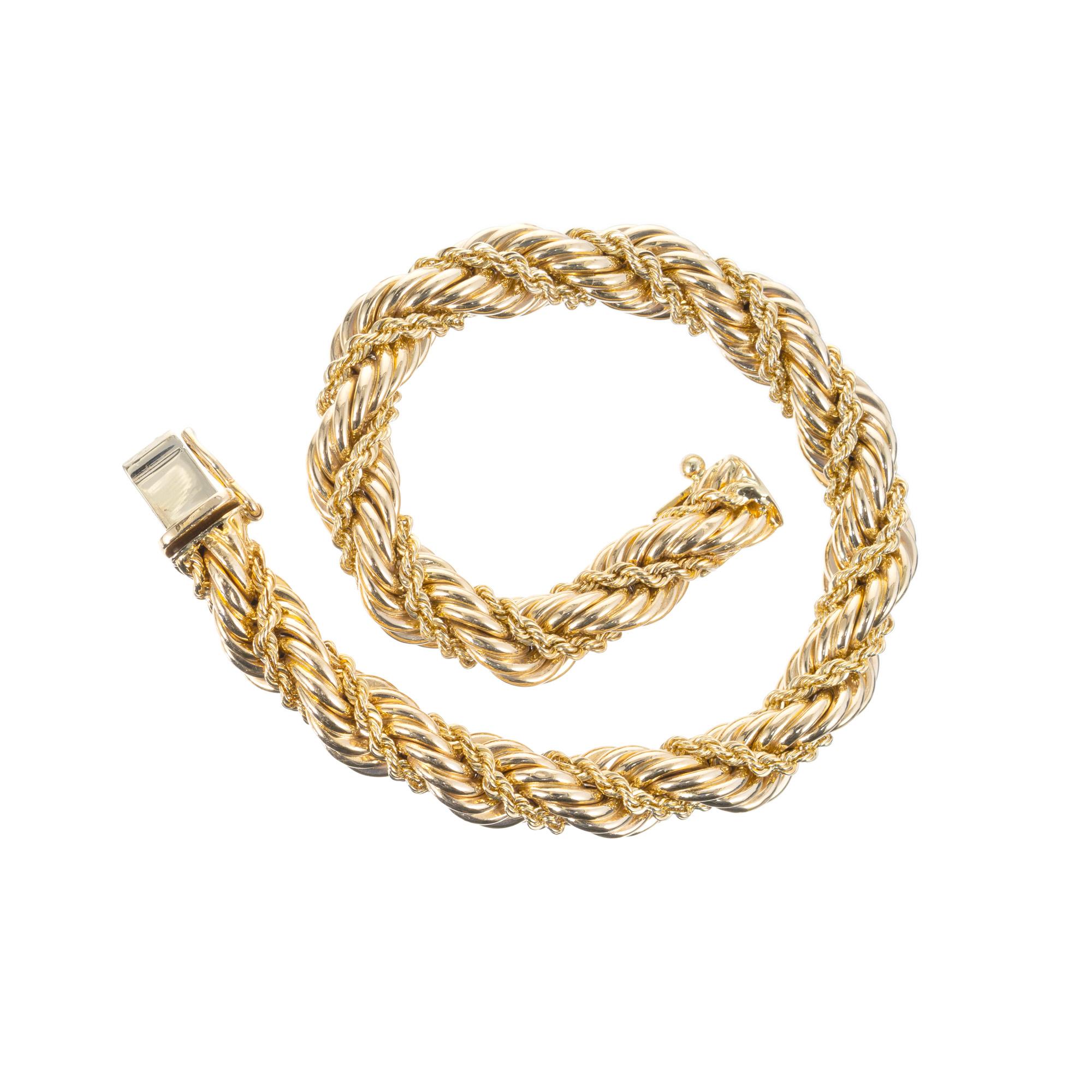 Pulsera de cuerda original de Tiffany & Co. de 1960. Pulsera de cuerda trenzada de oro amarillo de 14k. También hay una segunda cuerda trenzada en el centro. 7,5 pulgadas. Esta pulsera clásica Tiffany de mediados de siglo lleva el sello Tiffany +