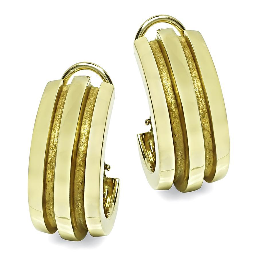 Si tratta di un favoloso paio di orecchini in oro giallo 18k di Tiffany & Co. Gli orecchini misurano 23 mm per 10 mm e pesano 18,8 grammi. Gli orecchini sono firmati TIFFANY&Co 1995 750.