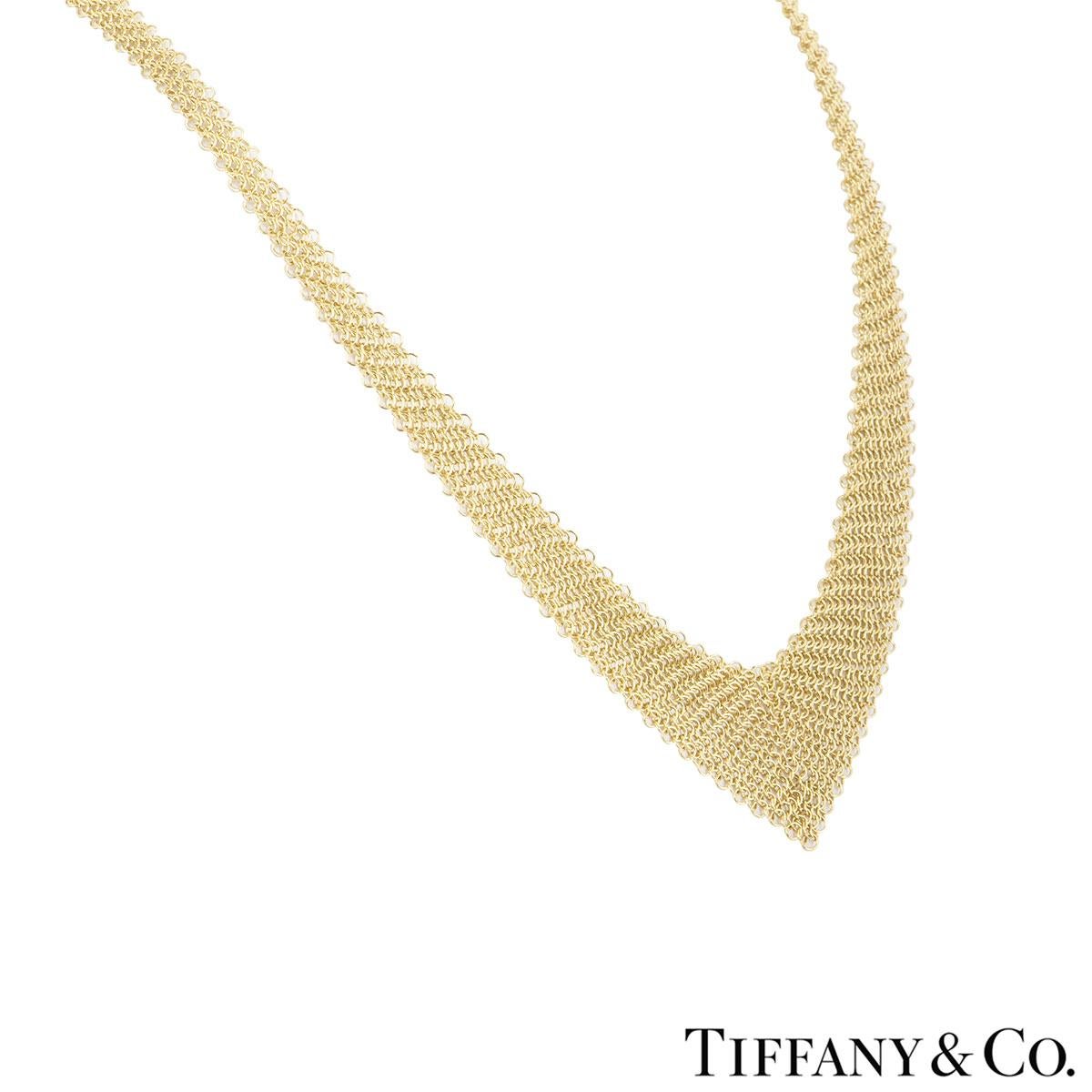 Eine atemberaubende 18k Gelbgold Mesh-Halskette von Tiffany & Co. aus der Elsa Peretti Kollektion. Die Halskette hat die Form eines Lätzchens:: das um den Hals gewickelt und hinten gebunden wird. Die Halskette hat ein Bruttogewicht von 31::90 Gramm.