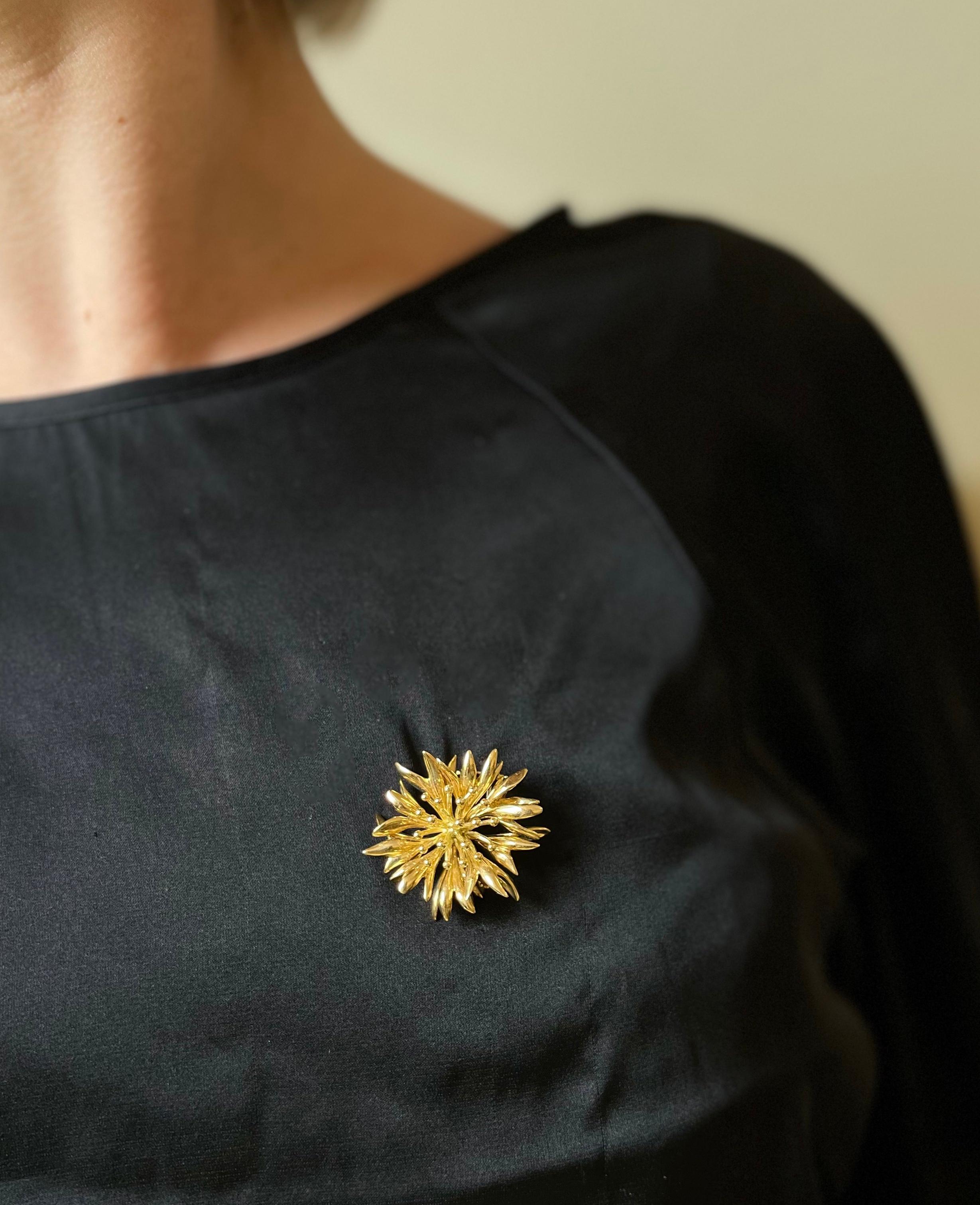 Klassische Brosche mit Blumenmotiv aus 18 Karat Gelbgold von Tiffany & Co. Das Stück misst 1,25