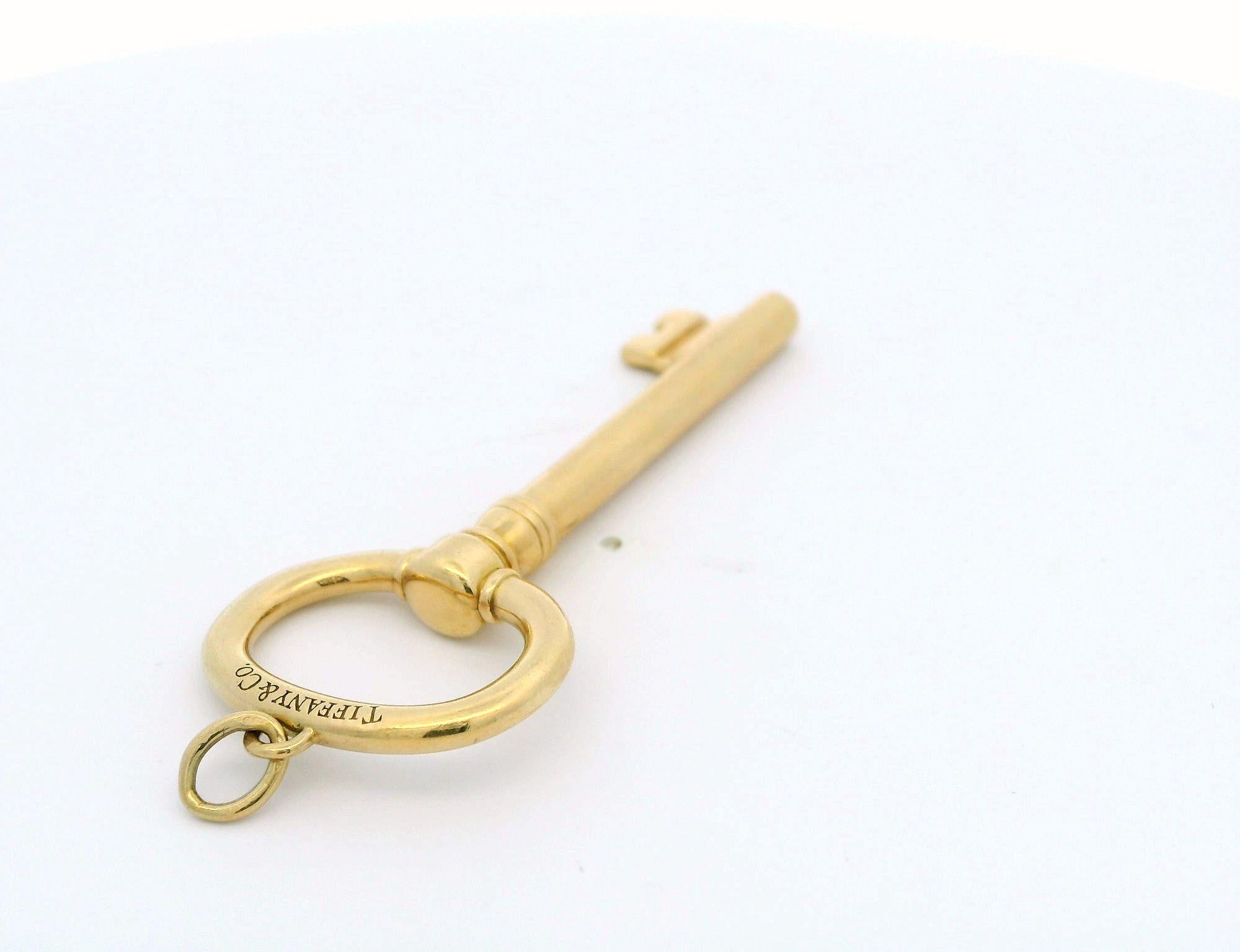 Tiffany & Co. yellow gold key pendant In Excellent Condition For Sale In UTRECHT, NL