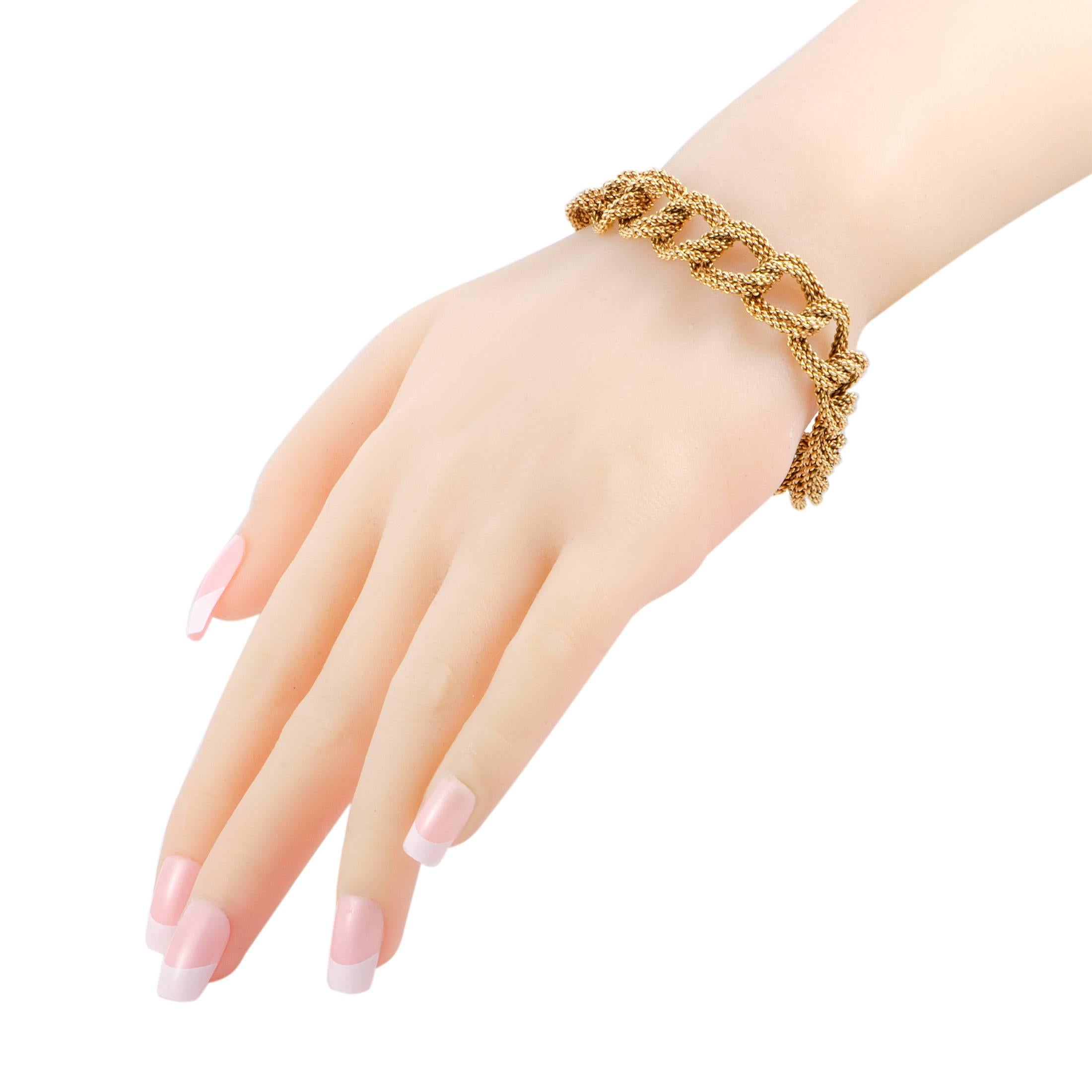 Add an attractive touch of sophisticated luxury to your look with this beautiful bracelet that boasts a distinctly understated yet incredibly fashionable appearance. The bracelet is a Tiffany & Co. design and it is made of stylish 18K yellow