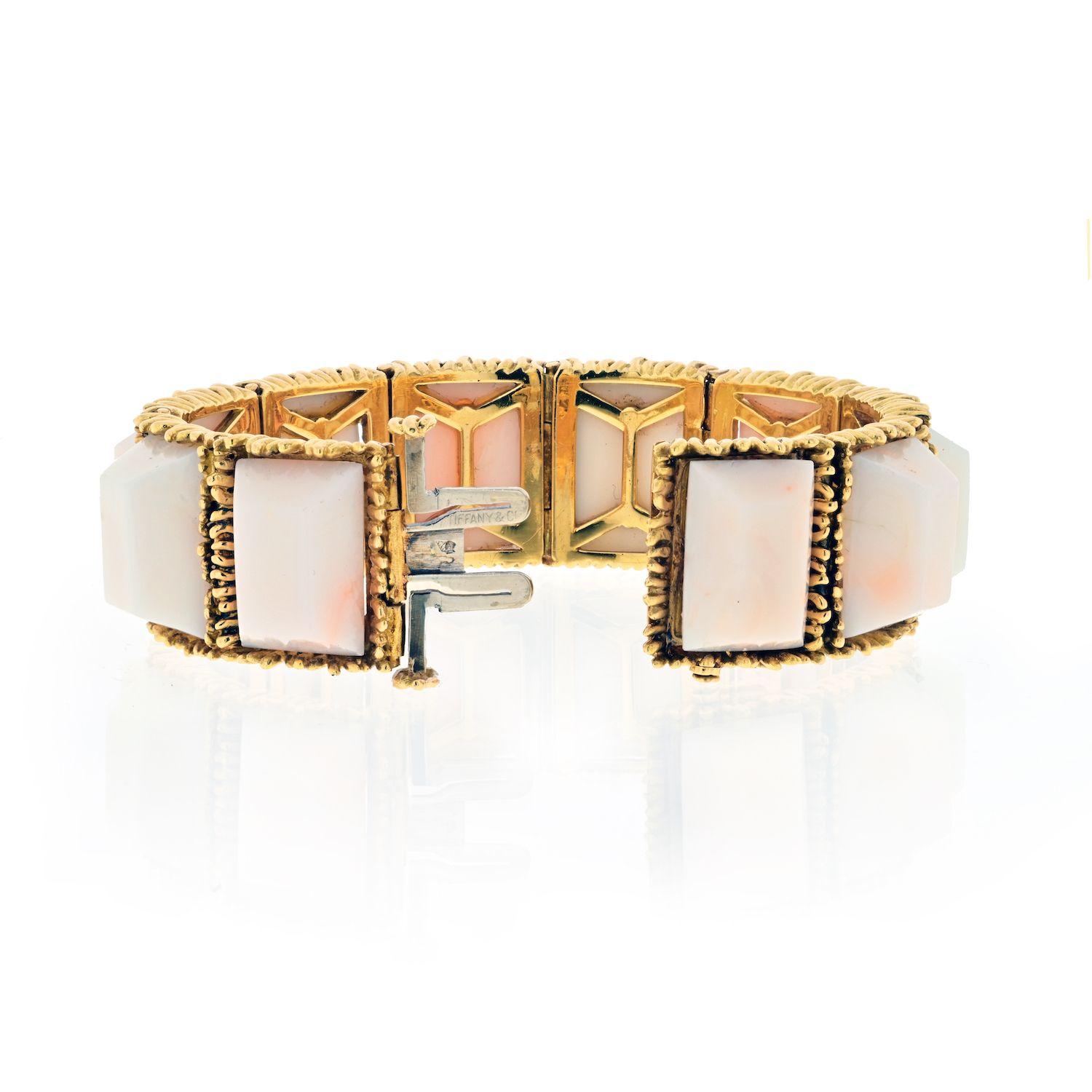 Bracelet semi-flexible vintage Tiffany & Co en corail. Conçu pour un petit poignet de 6 à 6,25 pouces. 
Réalisée en or jaune 18 carats, elle présente un ajustement semi-fixe, se porte bien et est agréable au poignet.
Les formes pyramidales de corail