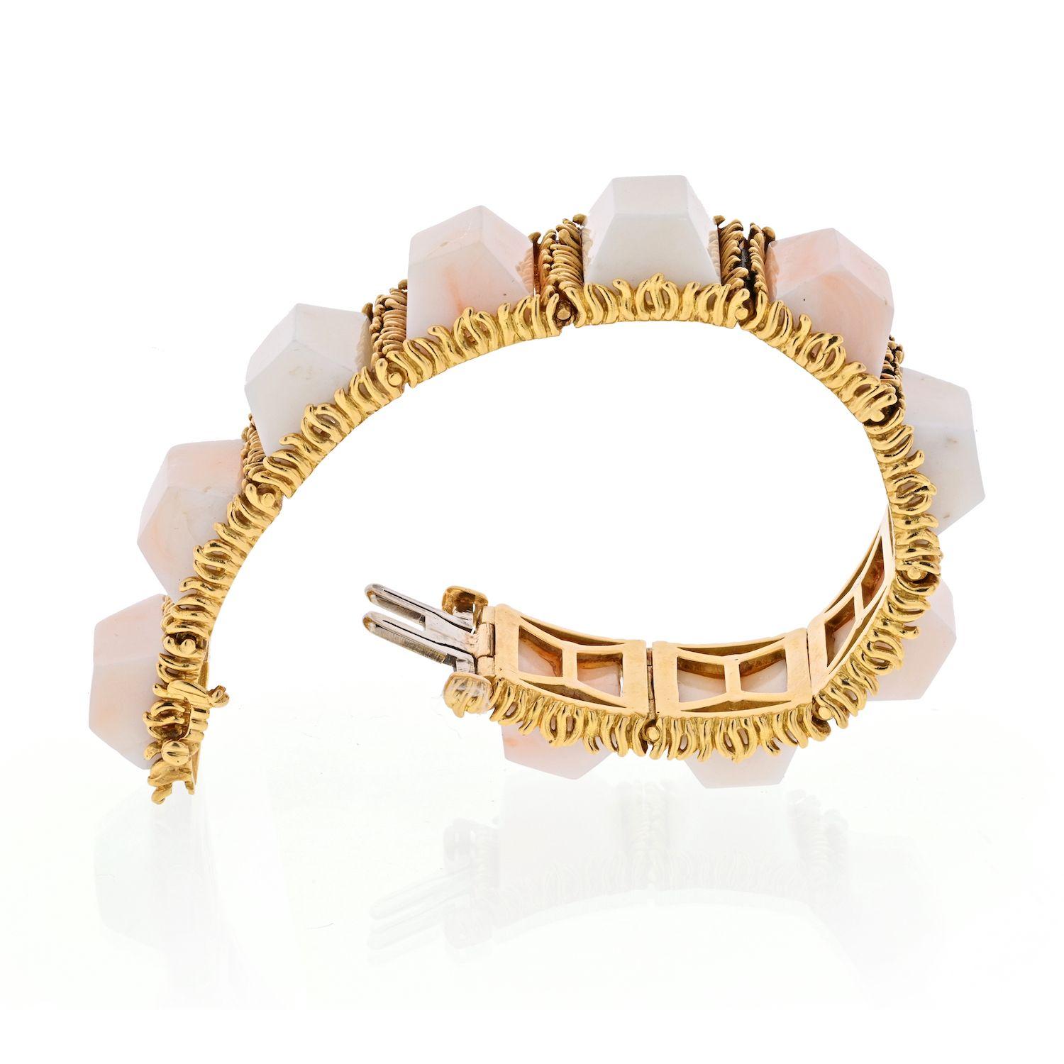 Moderne Tiffany & Co. Bracelet vintage semi-élastique texturé en or jaune et corail rose clair en vente