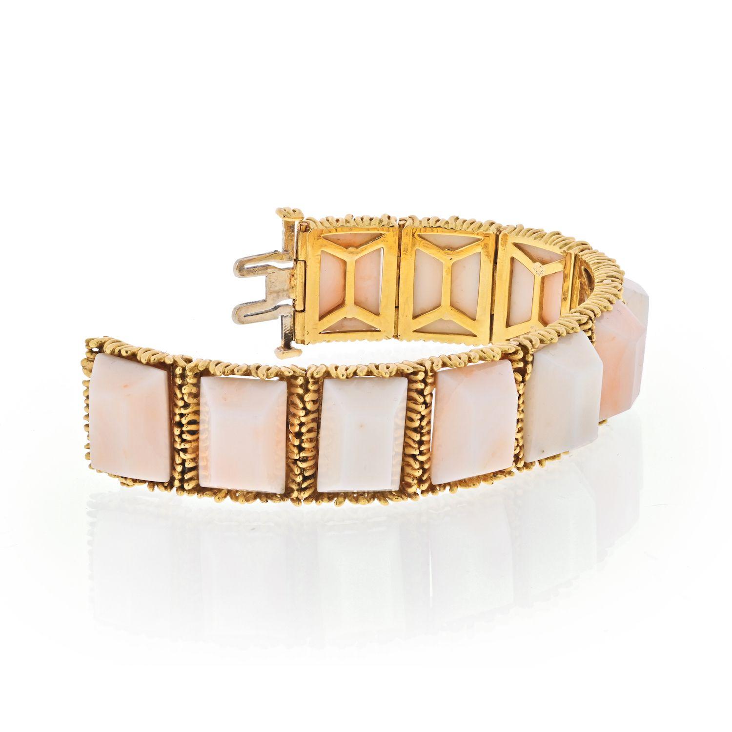 Tiffany & Co. Gelbgold Hellrosa Koralle strukturiertes Semi Flex Vintage-Armband (Carréeschliff) im Angebot