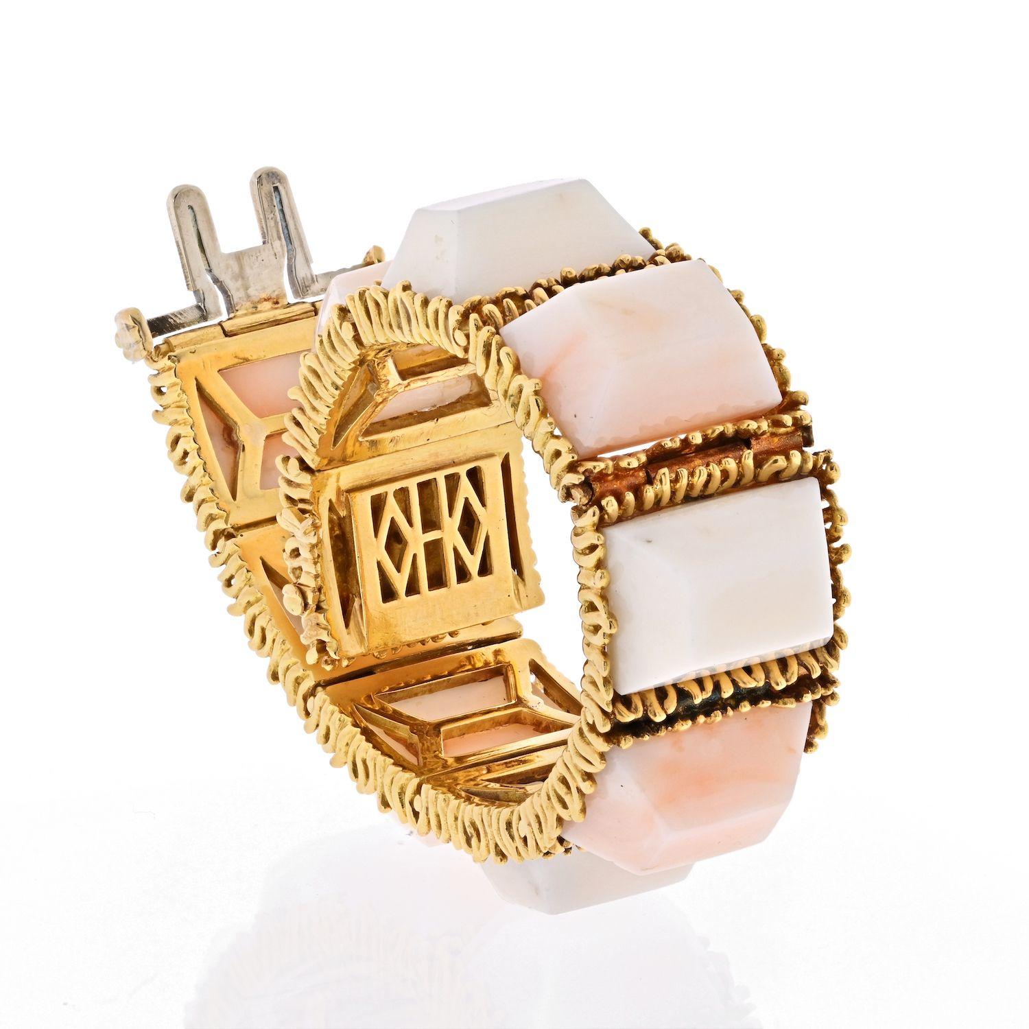 Tiffany & Co. Bracelet vintage semi-élastique texturé en or jaune et corail rose clair Excellent état - En vente à New York, NY