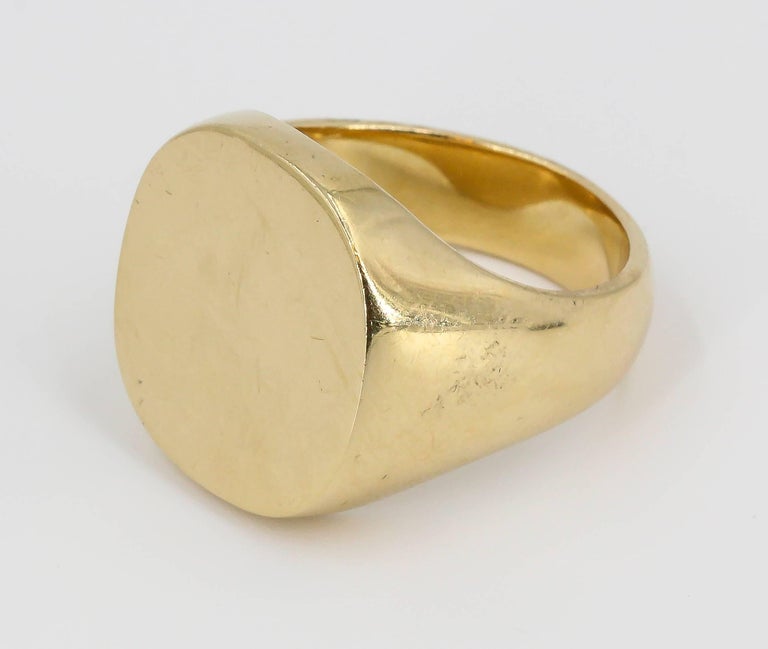 Tiffany and Co. Yellow Gold Men&#39;s Signet Ring For Sale at 1stdibs