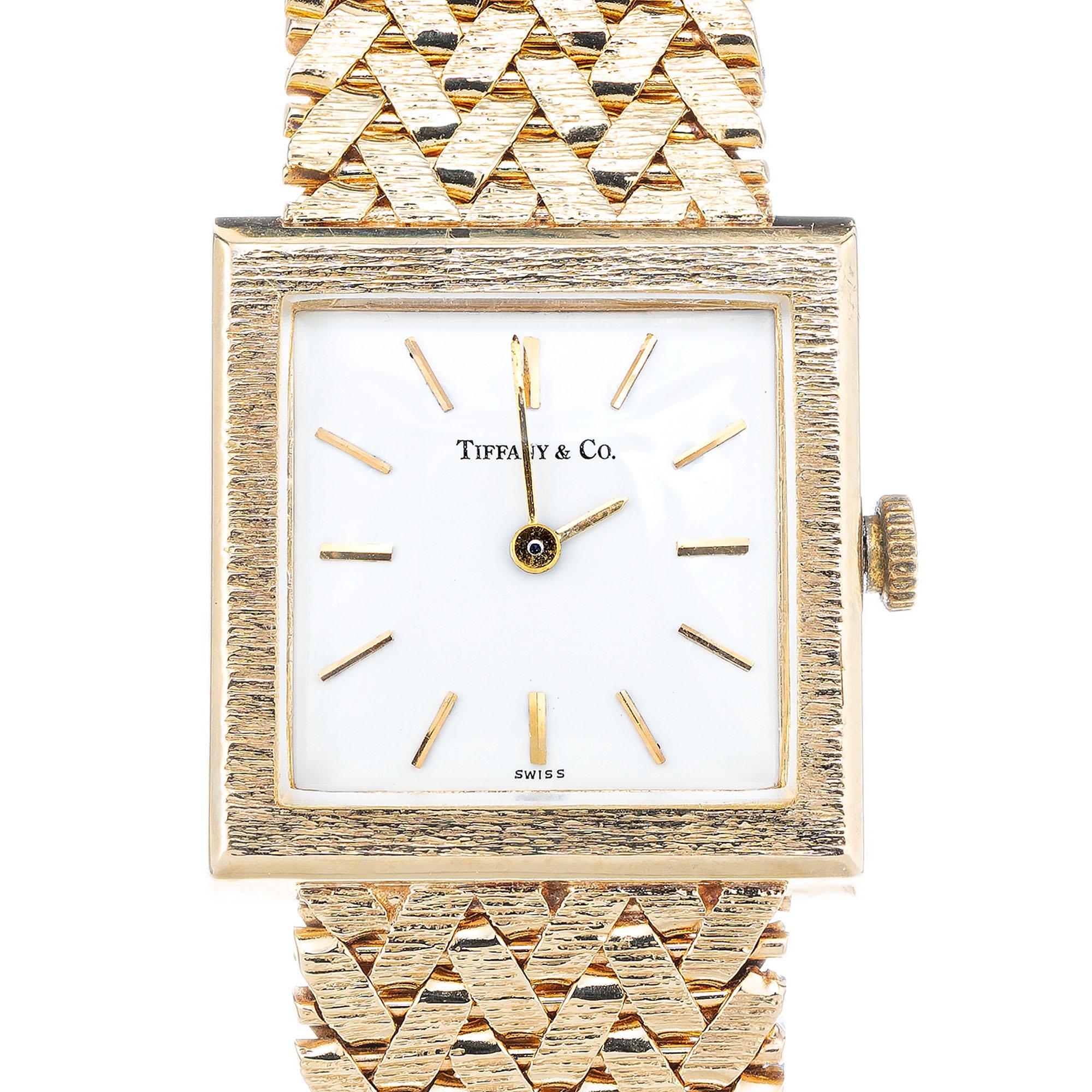 1970's 14k Gelbgold Baume und Mercier 17 Juwelen Uhr mit Mesh-Goldband im Handel von Tiffany & Co. Ein Juwelier kann das Band kürzen oder mit einer leiterartigen Verlängerung am Ende verlängern. Passt für ein 7-7,25 Zoll großes Handgelenk

Länge: