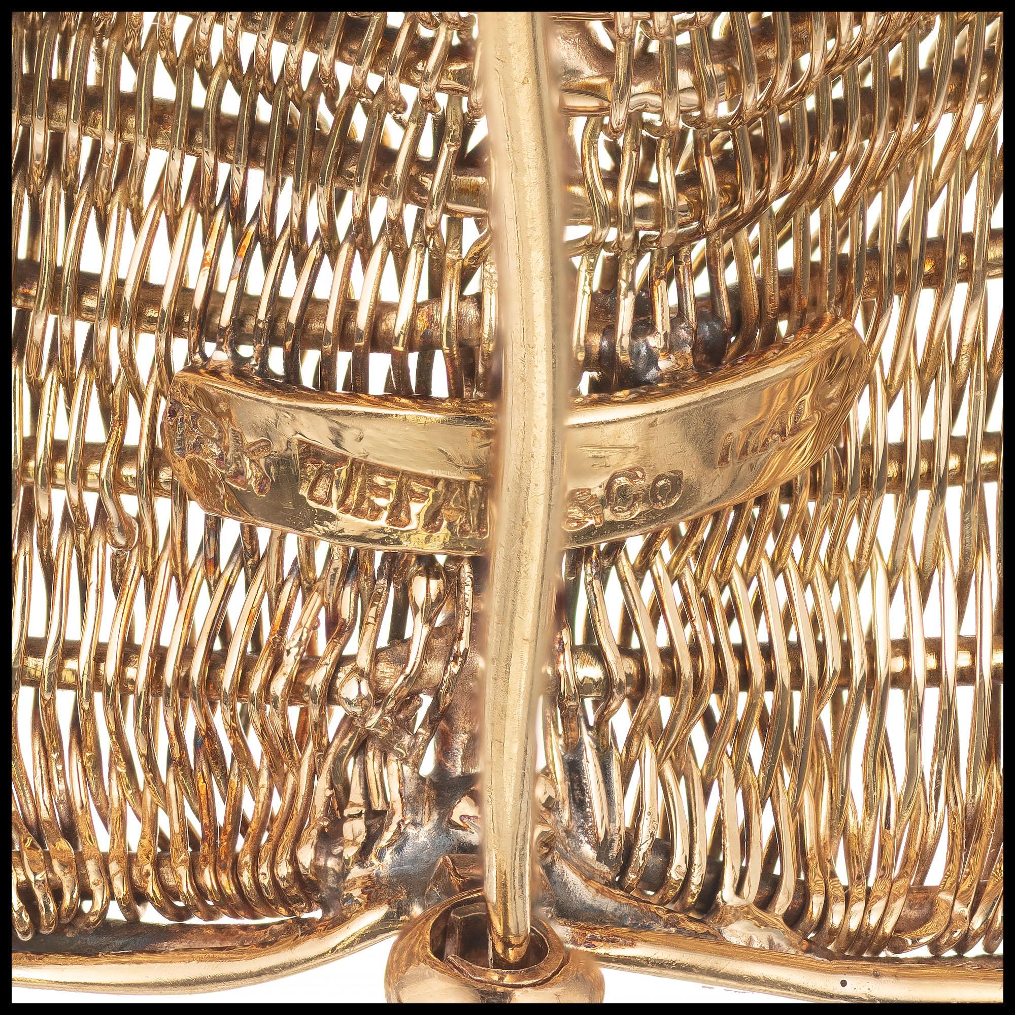 Tiffany & Co. Broche en or jaune en fil de fer du milieu du siècle Excellent état - En vente à Stamford, CT