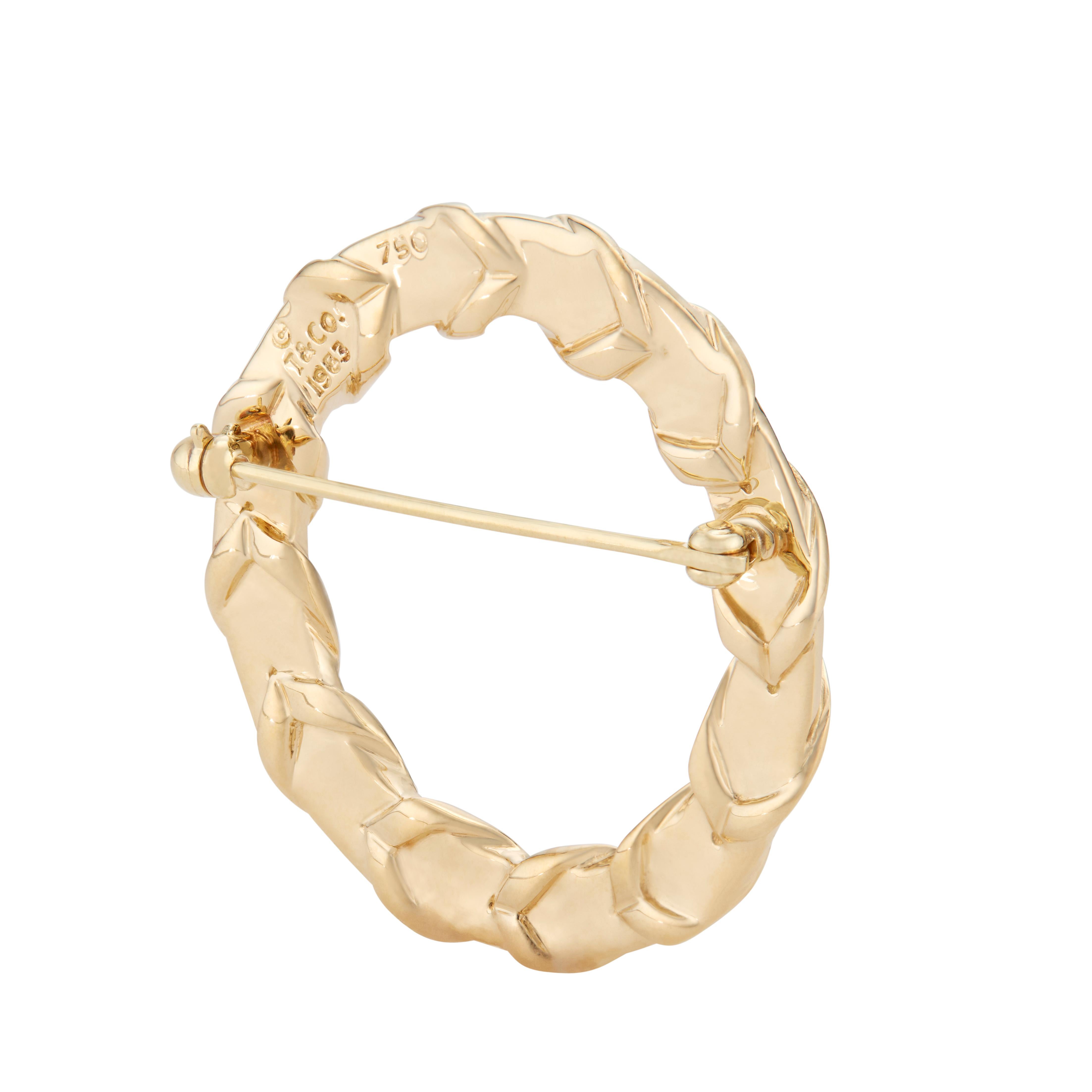 Tiffany & Co Broche couronne de couronne en or jaune à cercles ouverts en vente 1