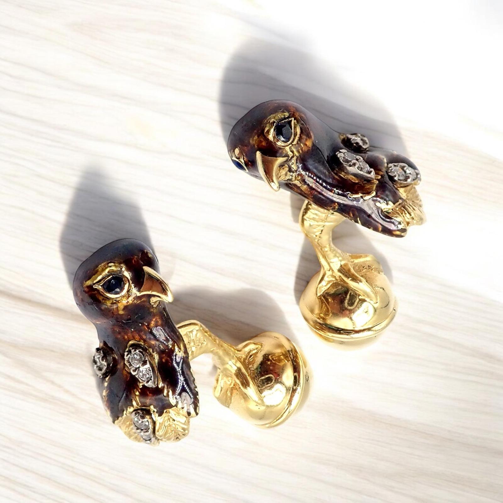 Fortrove präsentiert diese seltenen Vintage-Manschettenknöpfe von Tiffany & Co. aus dem Jahr 1989 mit einem auffälligen Vogelmotiv aus 18-karätigem Gelbgold mit funkelnden Diamanten und faszinierenden Saphiraugen. 

Die in Deutschland hergestellten
