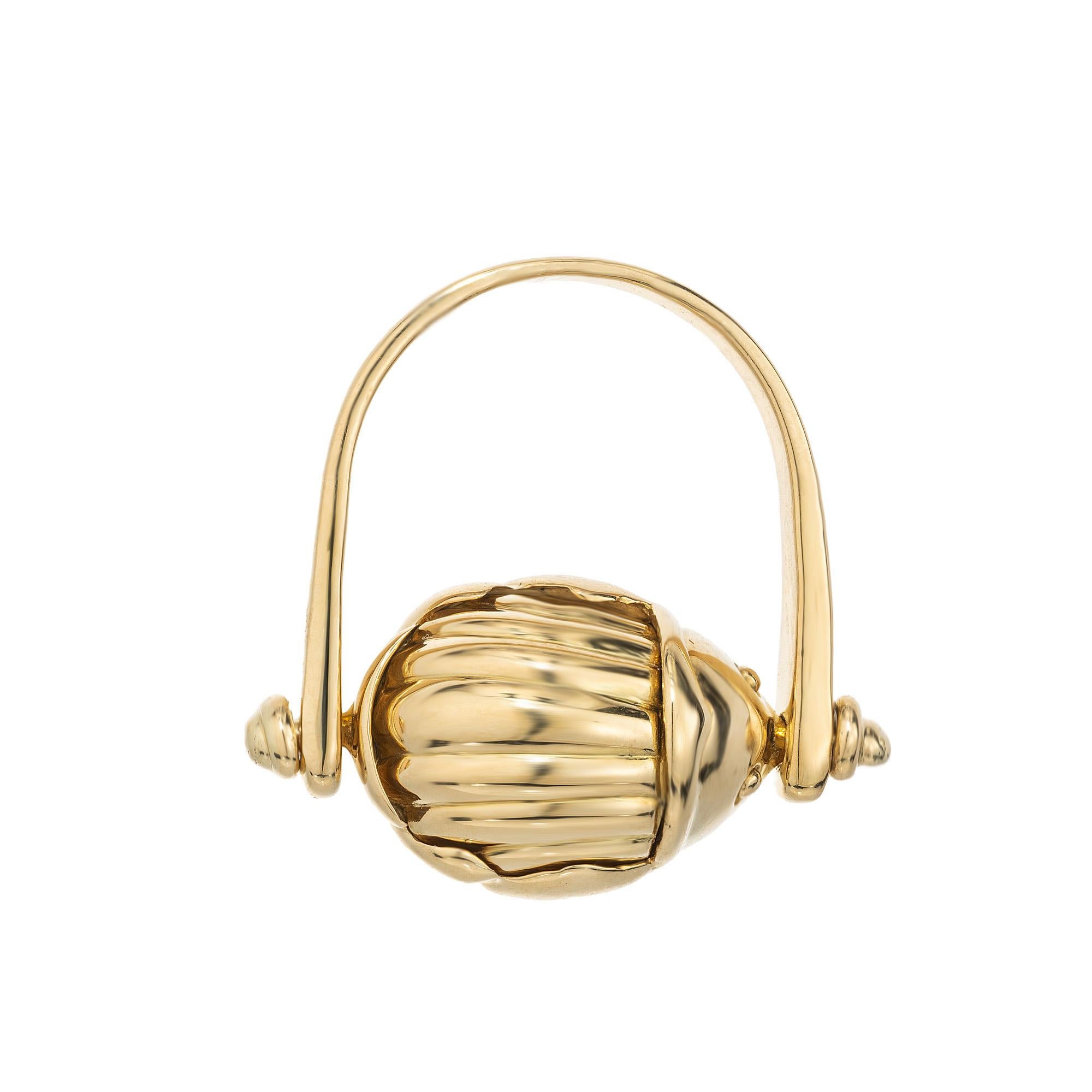Atemporal anillo escarabajo giratorio de oro amarillo de 18 quilates de Tiffany & Co. Esta exquisita pieza única irradia el encanto atemporal del oro amarillo de 18 quilates, perfectamente pulido hasta alcanzar un brillo resplandeciente. Su